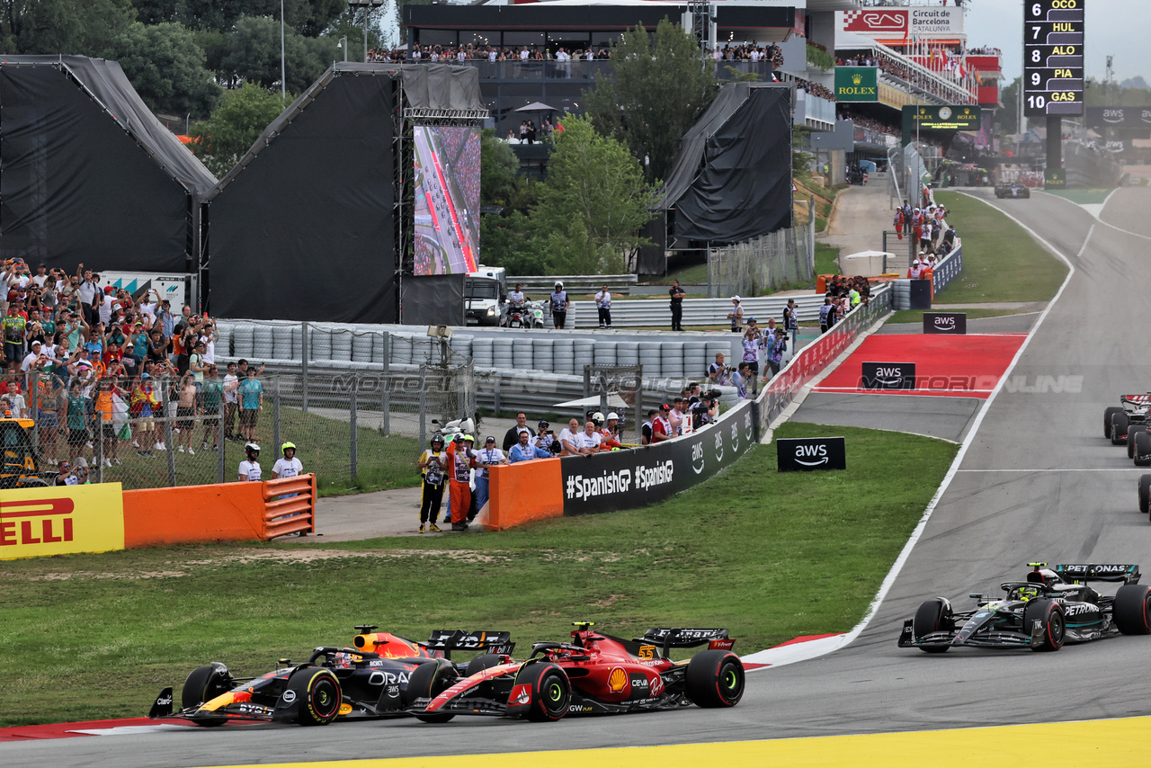 GP SPAGNA, Max Verstappen (NLD) Red Bull Racing RB19 e Carlos Sainz Jr (ESP) Ferrari SF-23 battle for the lead at the partenza of the race.

04.06.2023. Formula 1 World Championship, Rd 8, Spanish Grand Prix, Barcelona, Spain, Gara Day.

- www.xpbimages.com, EMail: requests@xpbimages.com ¬© Copyright: Bearne / XPB Images