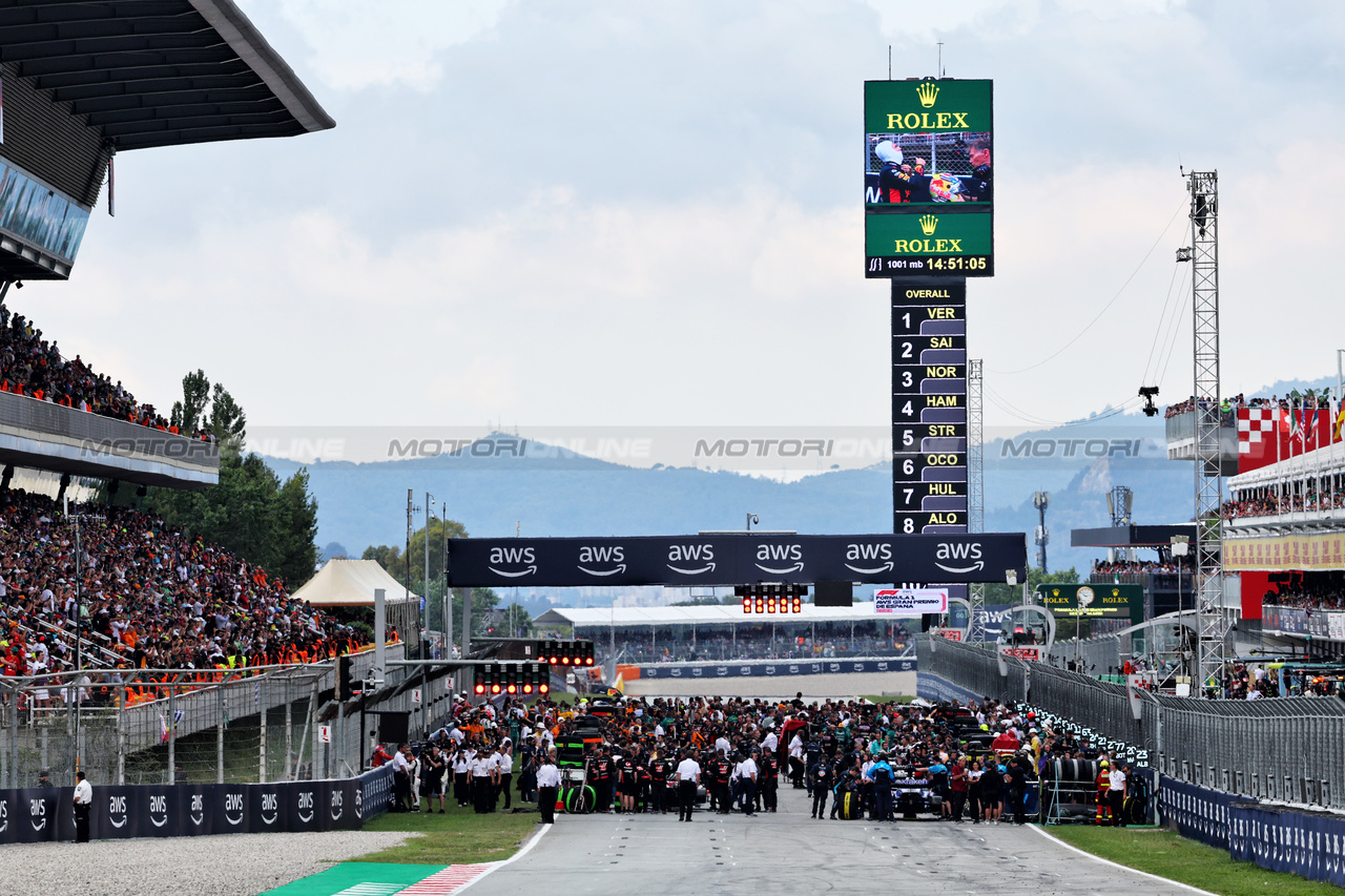 GP SPAGNA, The grid before the partenza of the race.

04.06.2023. Formula 1 World Championship, Rd 8, Spanish Grand Prix, Barcelona, Spain, Gara Day.

- www.xpbimages.com, EMail: requests@xpbimages.com ¬© Copyright: Batchelor / XPB Images
