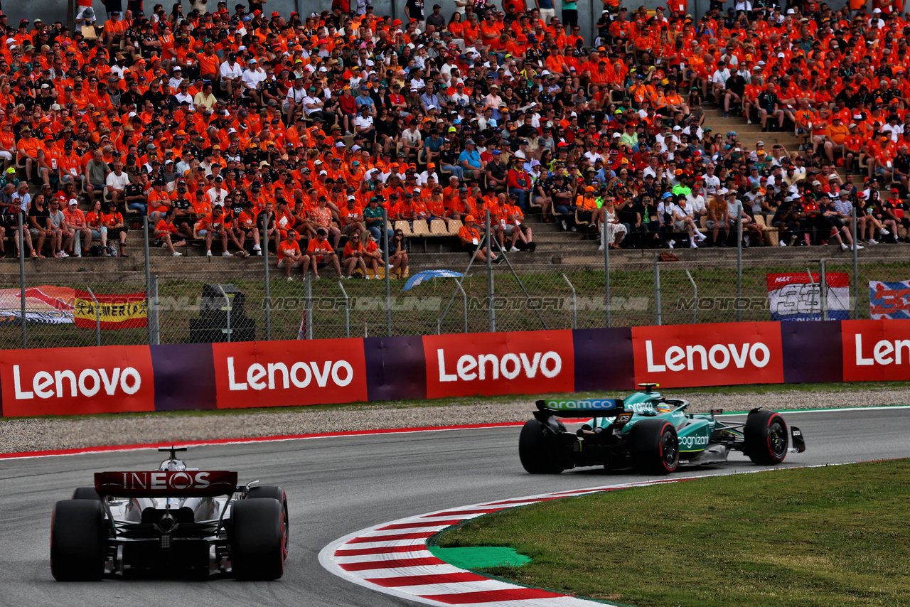 GP SPAGNA, Fernando Alonso (ESP) Aston Martin F1 Team AMR23 davanti a George Russell (GBR) Mercedes AMG F1 W14.

04.06.2023. Formula 1 World Championship, Rd 8, Spanish Grand Prix, Barcelona, Spain, Gara Day.

- www.xpbimages.com, EMail: requests@xpbimages.com ¬© Copyright: Batchelor / XPB Images