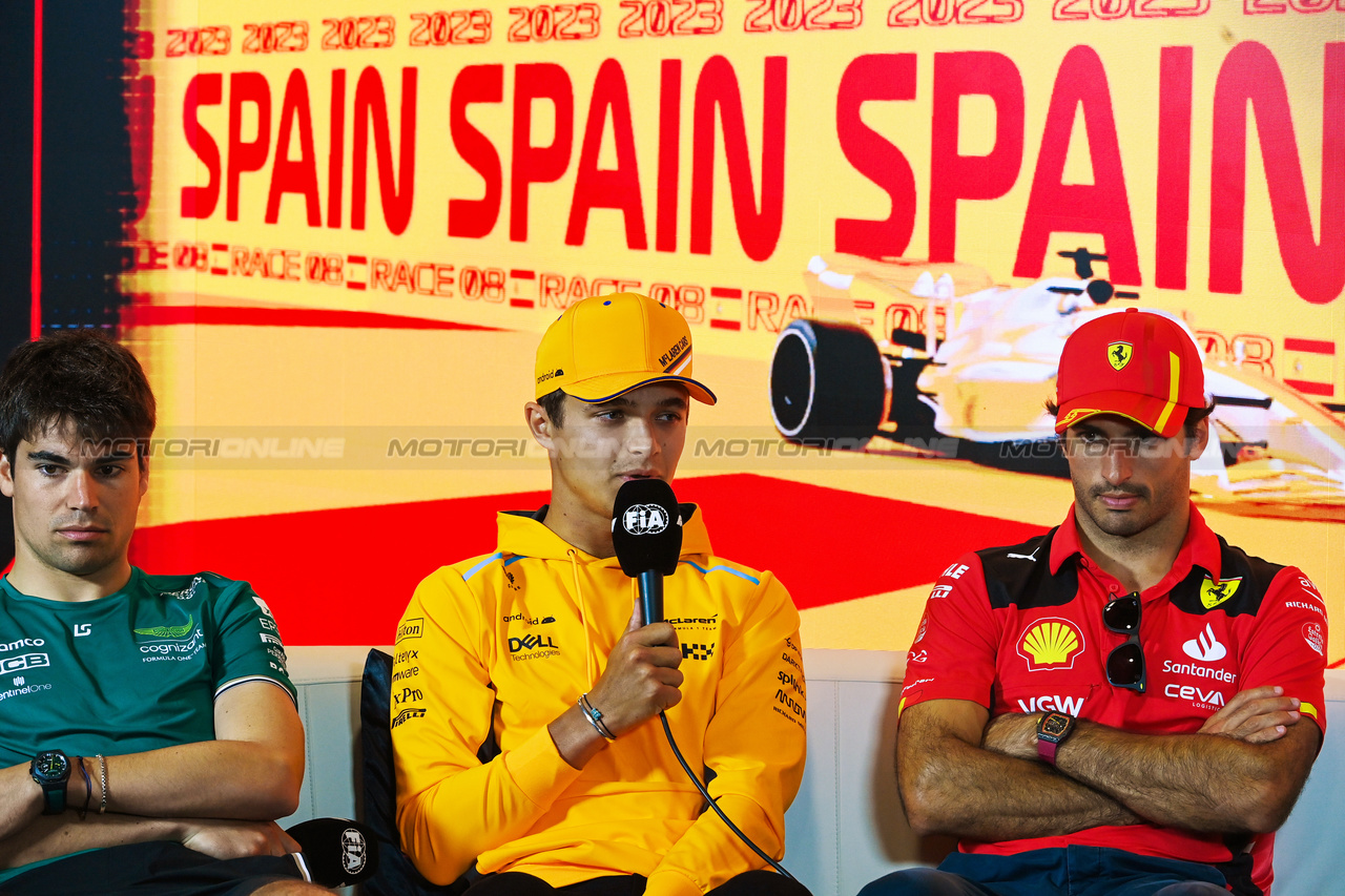 GP SPAGNA, (L to R): Lance Stroll (CDN) Aston Martin F1 Team; Lando Norris (GBR) McLaren; e Carlos Sainz Jr (ESP) Ferrari, in the FIA Press Conference.

01.06.2023. Formula 1 World Championship, Rd 8, Spanish Grand Prix, Barcelona, Spain, Preparation Day.

- www.xpbimages.com, EMail: requests@xpbimages.com ¬© Copyright: XPB Images