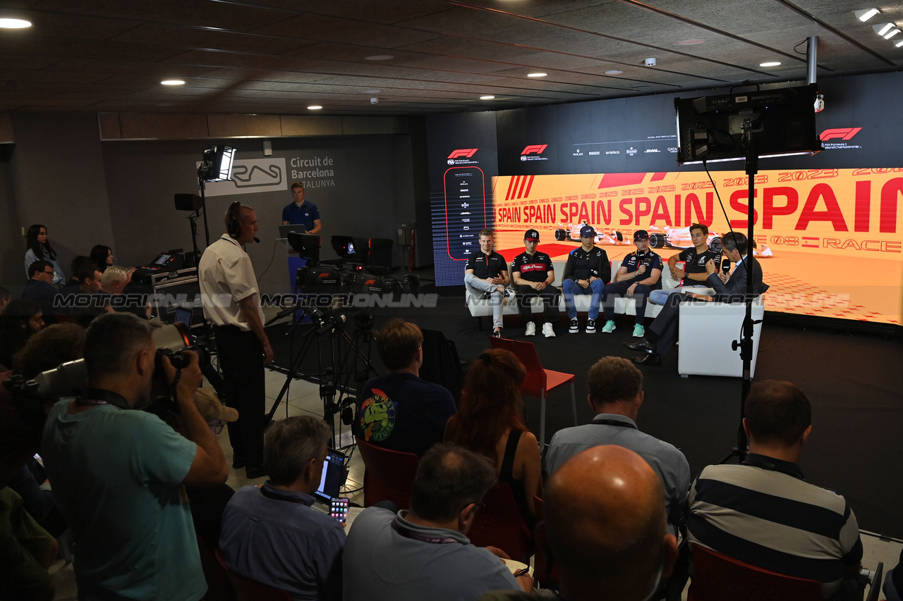 GP SPAGNA, (L to R): Nico Hulkenberg (GER) Haas F1 Team; Zhou Guanyu (CHN) Alfa Romeo F1 Team; Esteban Ocon (FRA) Alpine F1 Team; Max Verstappen (NLD) Red Bull Racing; e George Russell (GBR) Mercedes AMG F1, in the FIA Press Conference.

01.06.2023. Formula 1 World Championship, Rd 8, Spanish Grand Prix, Barcelona, Spain, Preparation Day.

- www.xpbimages.com, EMail: requests@xpbimages.com ¬© Copyright: XPB Images