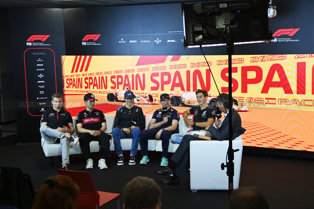 GP SPAGNA, (L to R): Nico Hulkenberg (GER) Haas F1 Team; Zhou Guanyu (CHN) Alfa Romeo F1 Team; Esteban Ocon (FRA) Alpine F1 Team; Max Verstappen (NLD) Red Bull Racing; e George Russell (GBR) Mercedes AMG F1, in the FIA Press Conference.

01.06.2023. Formula 1 World Championship, Rd 8, Spanish Grand Prix, Barcelona, Spain, Preparation Day.

- www.xpbimages.com, EMail: requests@xpbimages.com ¬© Copyright: XPB Images