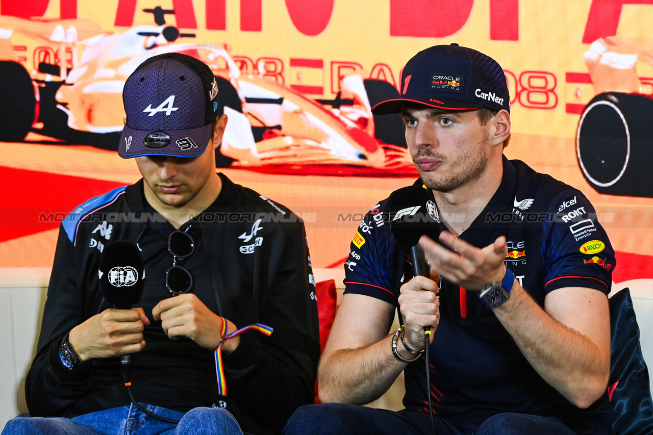 GP SPAGNA, (L to R): Esteban Ocon (FRA) Alpine F1 Team e Max Verstappen (NLD) Red Bull Racing in the FIA Press Conference.

01.06.2023. Formula 1 World Championship, Rd 8, Spanish Grand Prix, Barcelona, Spain, Preparation Day.

- www.xpbimages.com, EMail: requests@xpbimages.com ¬© Copyright: XPB Images