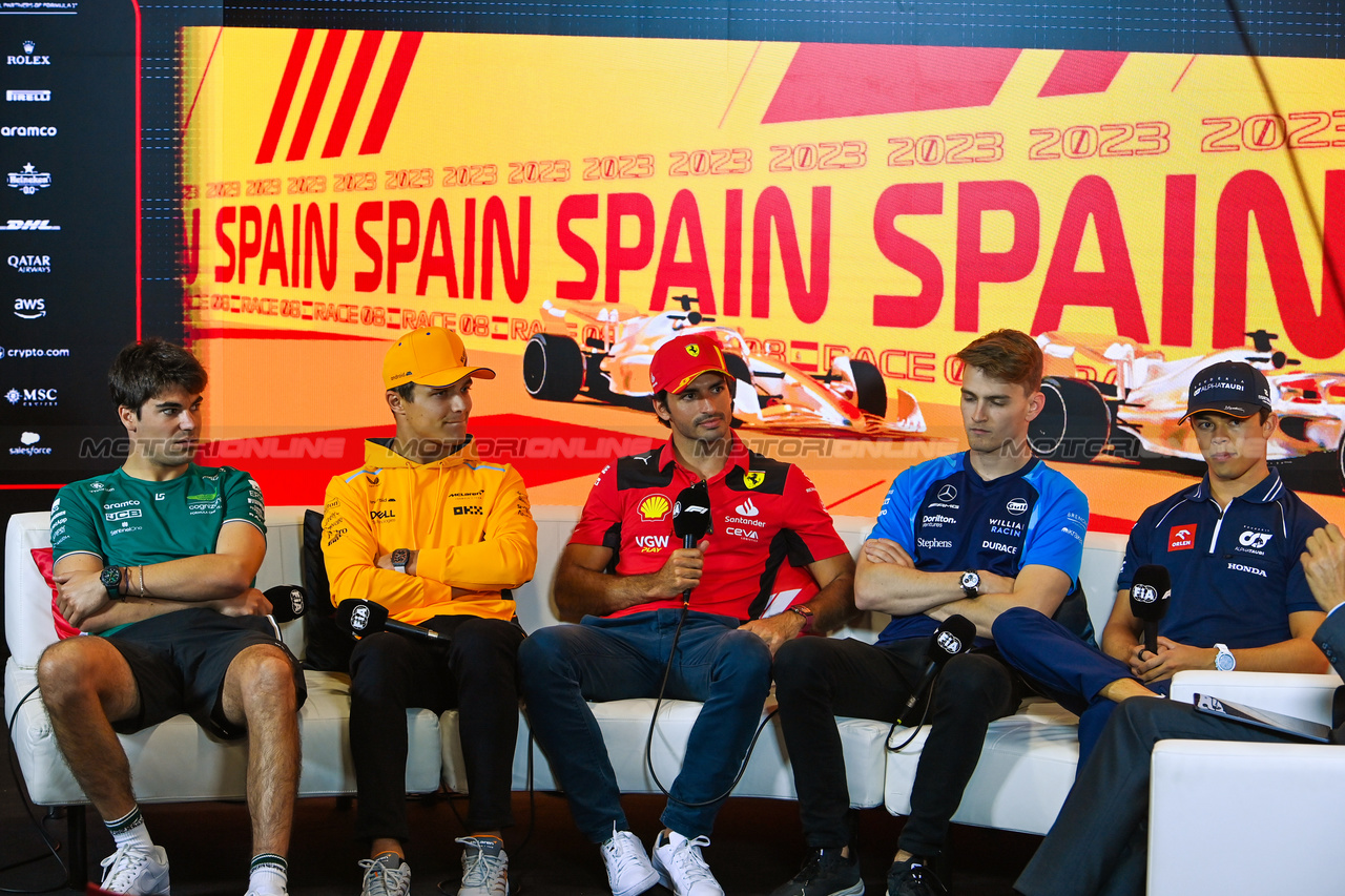 GP SPAGNA, (L to R): Lance Stroll (CDN) Aston Martin F1 Team; Lando Norris (GBR) McLaren; Carlos Sainz Jr (ESP) Ferrari; Logan Sargeant (USA) Williams Racing; e Nyck de Vries (NLD) AlphaTauri, in the FIA Press Conference.

01.06.2023. Formula 1 World Championship, Rd 8, Spanish Grand Prix, Barcelona, Spain, Preparation Day.

- www.xpbimages.com, EMail: requests@xpbimages.com ¬© Copyright: XPB Images