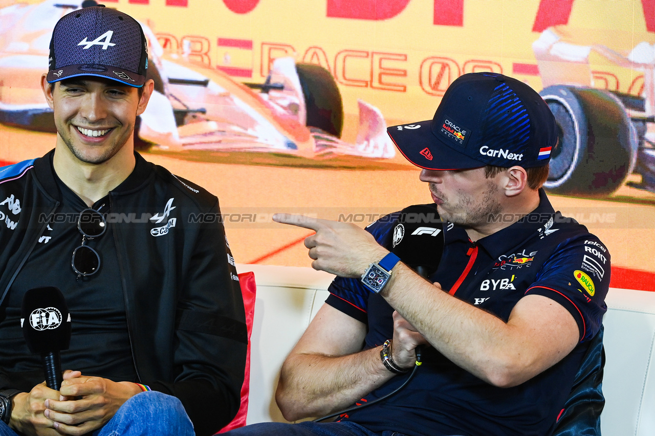 GP SPAGNA, (L to R): Esteban Ocon (FRA) Alpine F1 Team e Max Verstappen (NLD) Red Bull Racing in the FIA Press Conference.

01.06.2023. Formula 1 World Championship, Rd 8, Spanish Grand Prix, Barcelona, Spain, Preparation Day.

- www.xpbimages.com, EMail: requests@xpbimages.com ¬© Copyright: XPB Images