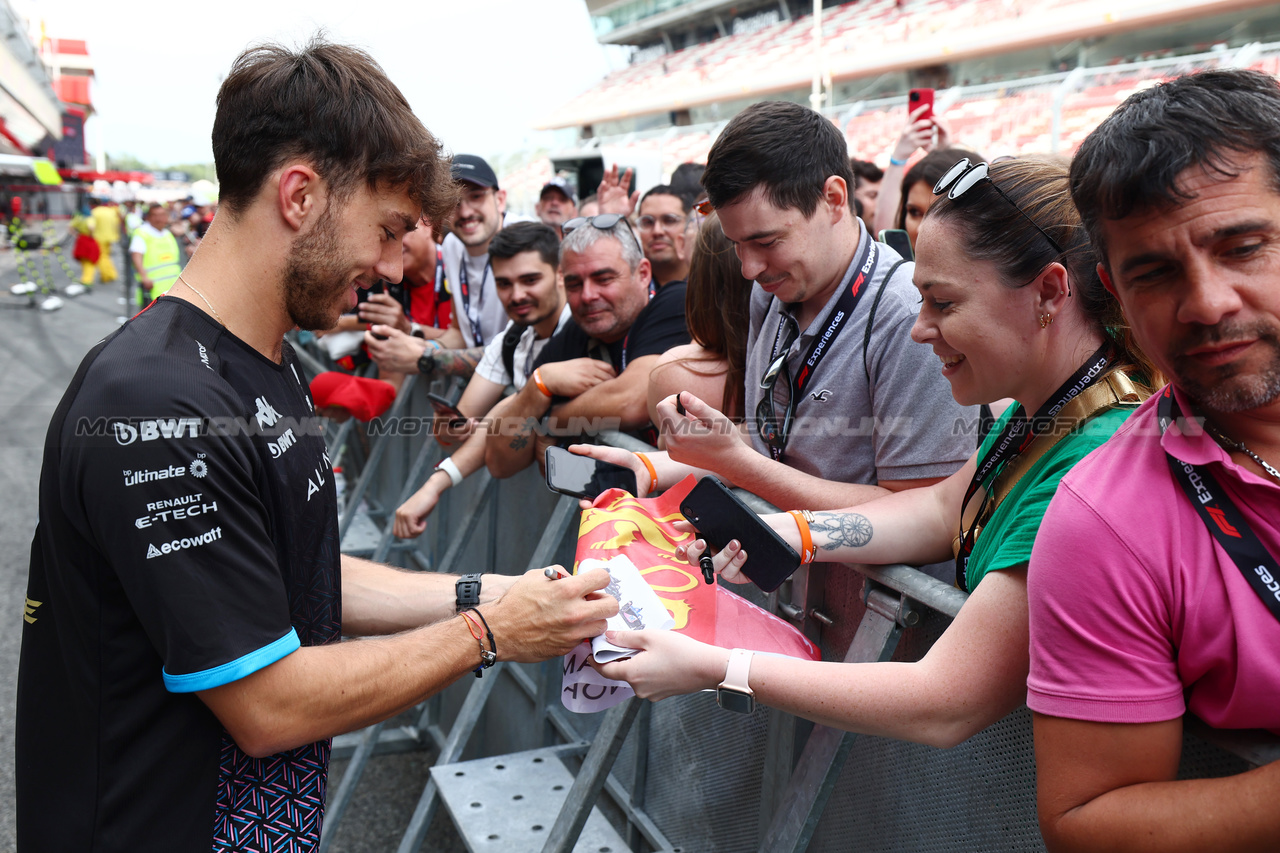 GP SPAGNA, Pierre Gasly (FRA) Alpine F1 Team with fans.

01.06.2023. Formula 1 World Championship, Rd 8, Spanish Grand Prix, Barcelona, Spain, Preparation Day.

 - www.xpbimages.com, EMail: requests@xpbimages.com ¬© Copyright: Coates / XPB Images