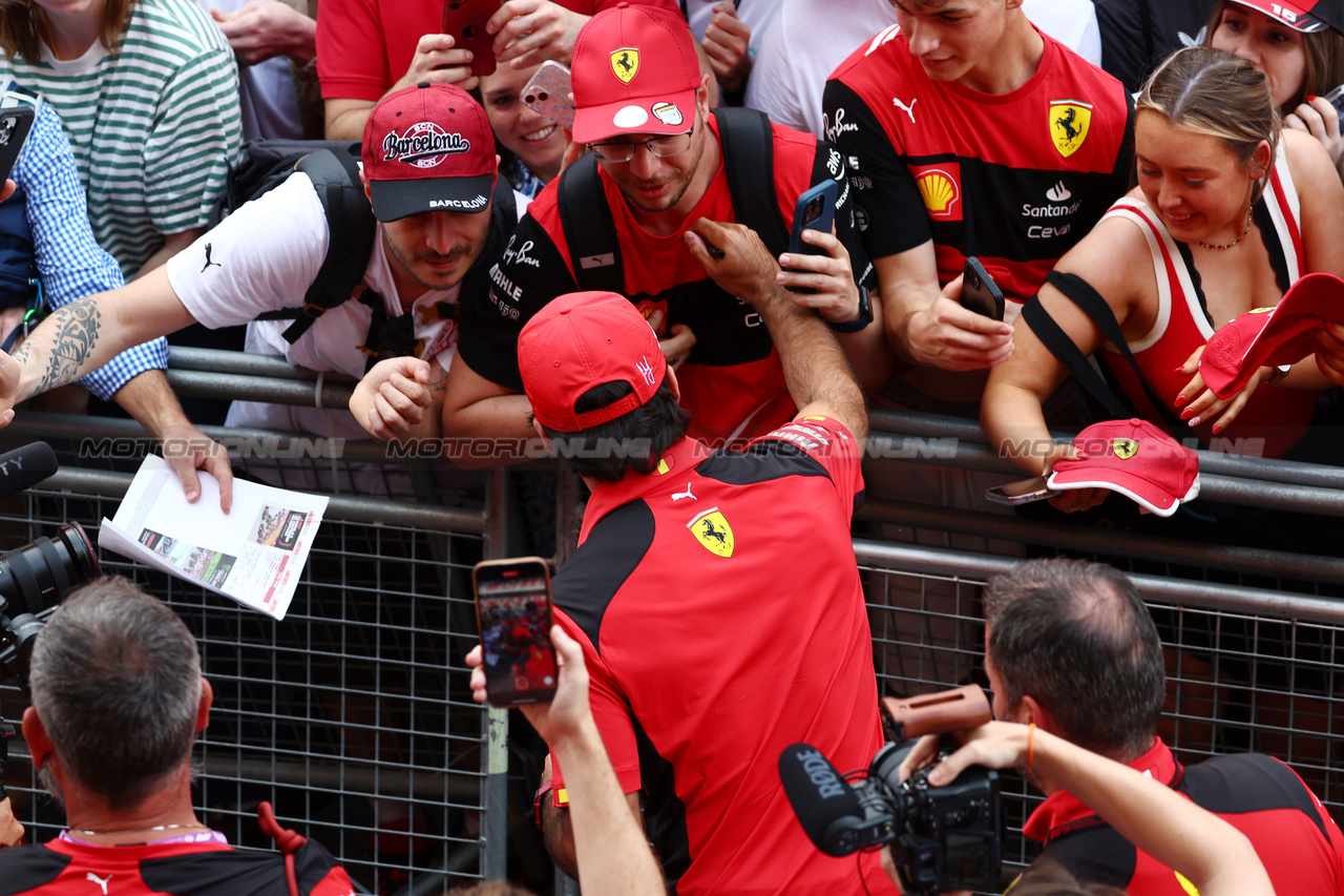 GP SPAGNA, Carlos Sainz Jr (ESP) Ferrari with fans.

01.06.2023. Formula 1 World Championship, Rd 8, Spanish Grand Prix, Barcelona, Spain, Preparation Day.

 - www.xpbimages.com, EMail: requests@xpbimages.com ¬© Copyright: Coates / XPB Images