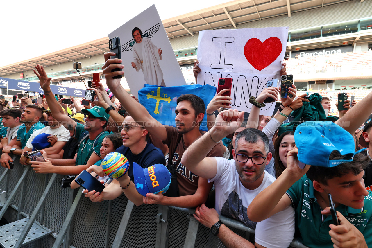 GP SPAGNA, Fernando Alonso (ESP) Aston Martin F1 Team fans.

01.06.2023. Formula 1 World Championship, Rd 8, Spanish Grand Prix, Barcelona, Spain, Preparation Day.

 - www.xpbimages.com, EMail: requests@xpbimages.com ¬© Copyright: Coates / XPB Images