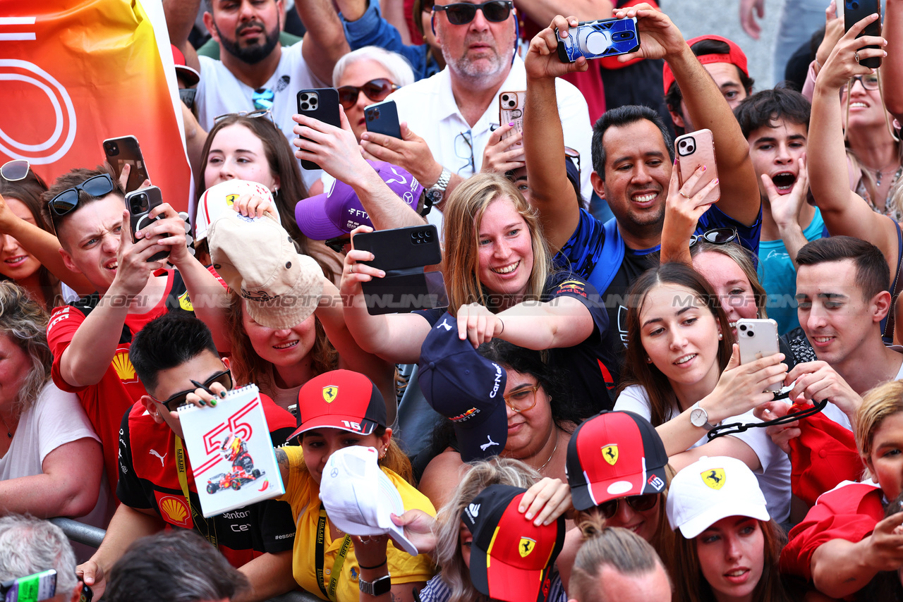 GP SPAGNA, Fans in the pit lane.

01.06.2023. Formula 1 World Championship, Rd 8, Spanish Grand Prix, Barcelona, Spain, Preparation Day.

 - www.xpbimages.com, EMail: requests@xpbimages.com ¬© Copyright: Coates / XPB Images