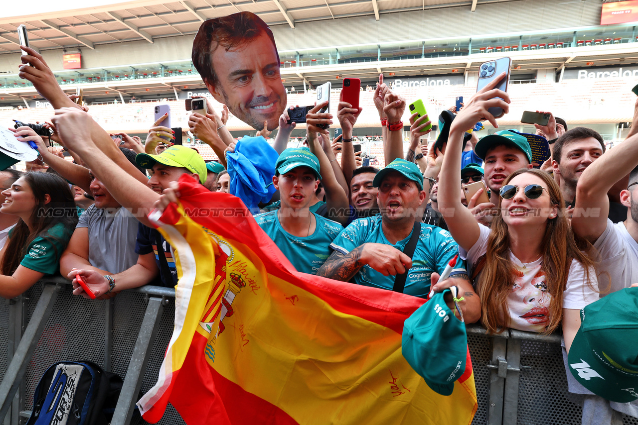 GP SPAGNA, Fernando Alonso (ESP) Aston Martin F1 Team fans.

01.06.2023. Formula 1 World Championship, Rd 8, Spanish Grand Prix, Barcelona, Spain, Preparation Day.

 - www.xpbimages.com, EMail: requests@xpbimages.com ¬© Copyright: Coates / XPB Images