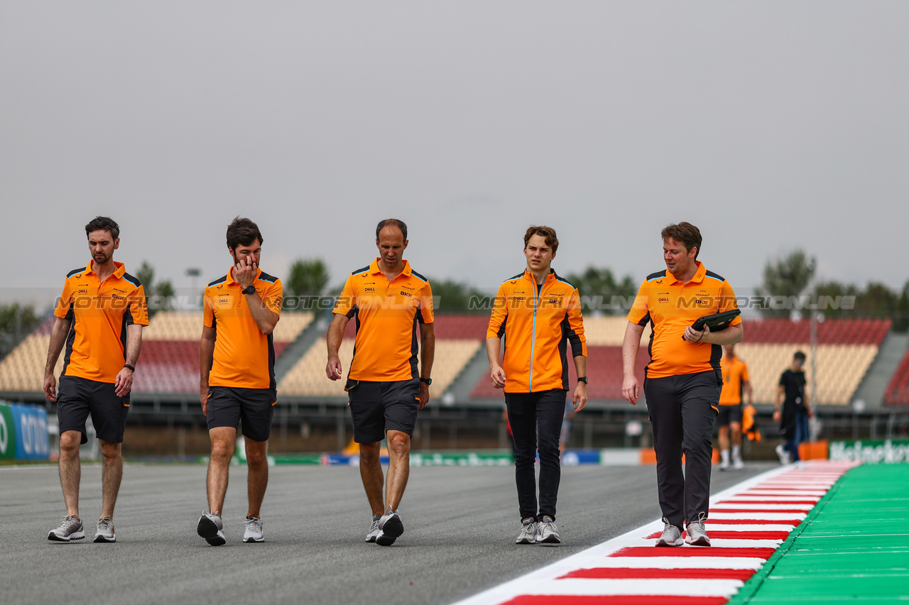 GP SPAGNA, Oscar Piastri (AUS), McLaren 
01.06.2023. Formula 1 World Championship, Rd 8, Spanish Grand Prix, Barcelona, Spain, Preparation Day.
- www.xpbimages.com, EMail: requests@xpbimages.com ¬© Copyright: Charniaux / XPB Images