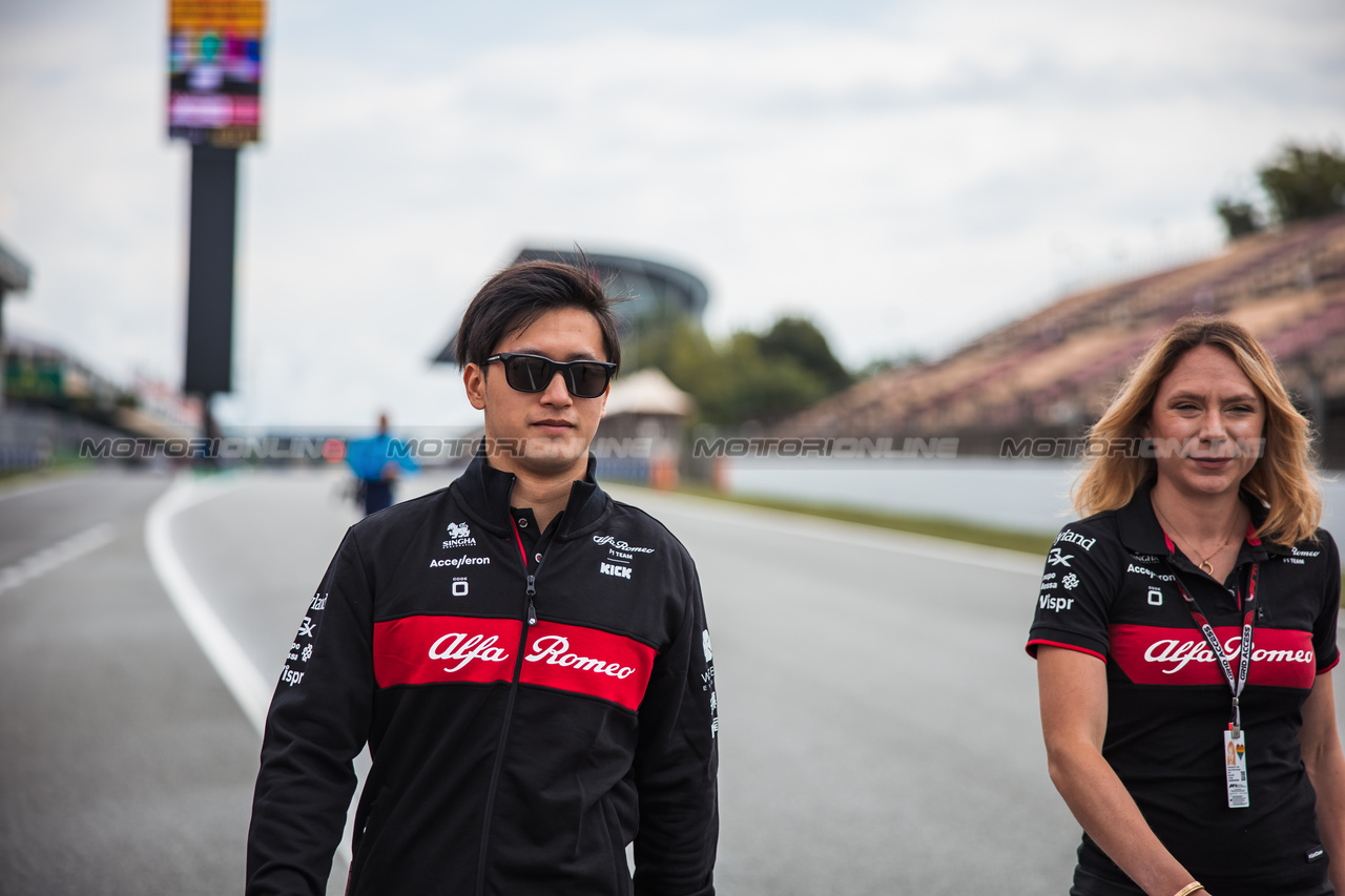 GP SPAGNA, Zhou Guanyu (CHN) Alfa Romeo F1 Team walks the circuit with Ruth Buscombe (GBR) Alfa Romeo F1 Team Head of Gara Strategy.

01.06.2023. Formula 1 World Championship, Rd 8, Spanish Grand Prix, Barcelona, Spain, Preparation Day.

- www.xpbimages.com, EMail: requests@xpbimages.com ¬© Copyright: Bearne / XPB Images