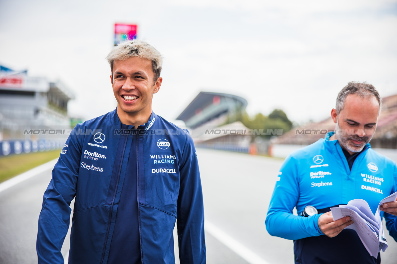GP SPAGNA, Alexander Albon (THA) Williams Racing walks the circuit with the team.

01.06.2023. Formula 1 World Championship, Rd 8, Spanish Grand Prix, Barcelona, Spain, Preparation Day.

- www.xpbimages.com, EMail: requests@xpbimages.com ¬© Copyright: Bearne / XPB Images