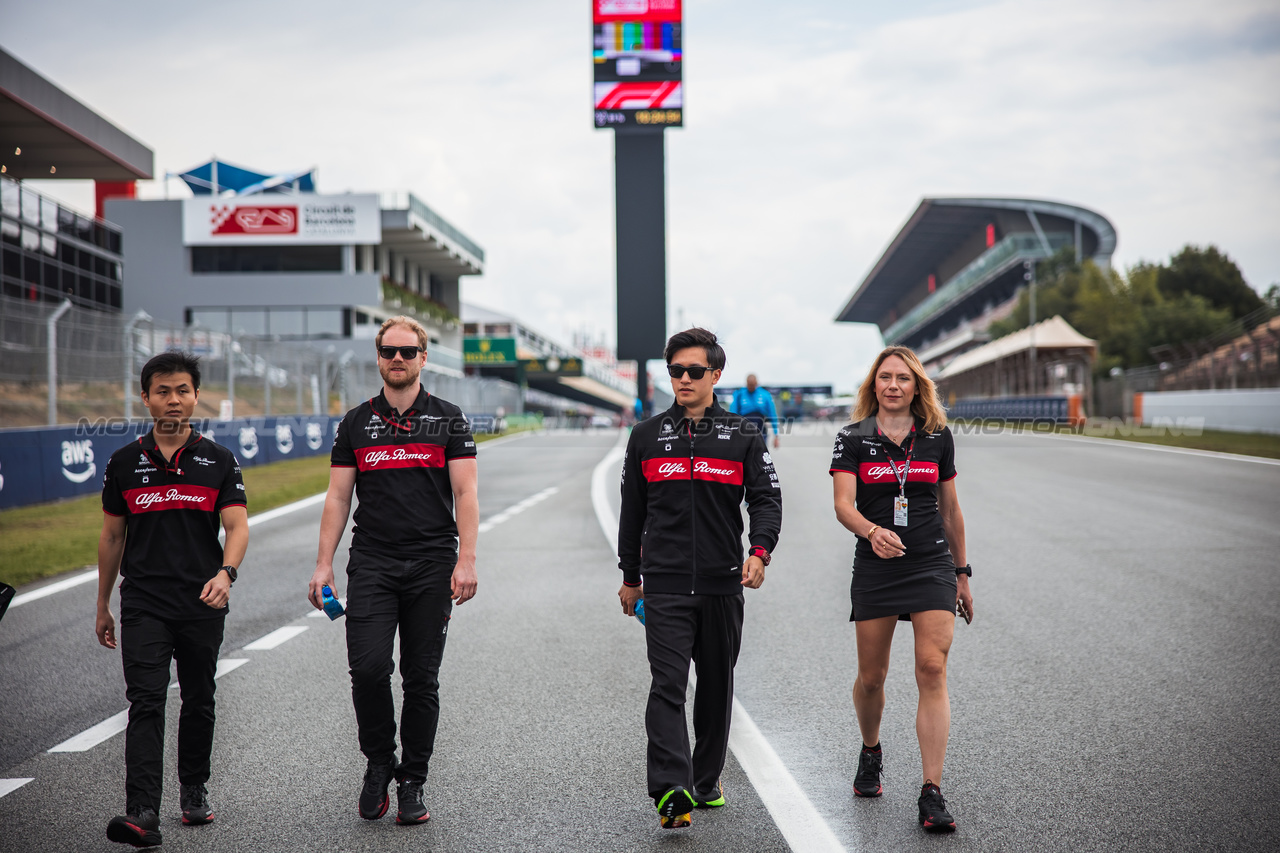 GP SPAGNA, Zhou Guanyu (CHN) Alfa Romeo F1 Team walks the circuit with the team.

01.06.2023. Formula 1 World Championship, Rd 8, Spanish Grand Prix, Barcelona, Spain, Preparation Day.

- www.xpbimages.com, EMail: requests@xpbimages.com ¬© Copyright: Bearne / XPB Images