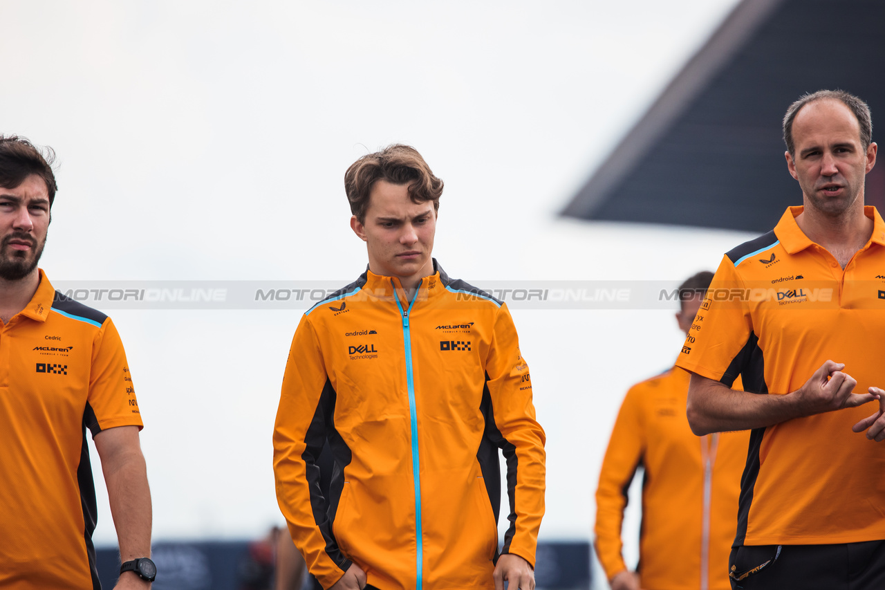 GP SPAGNA, Oscar Piastri (AUS) McLaren walks the circuit with the team.

01.06.2023. Formula 1 World Championship, Rd 8, Spanish Grand Prix, Barcelona, Spain, Preparation Day.

- www.xpbimages.com, EMail: requests@xpbimages.com ¬© Copyright: Bearne / XPB Images