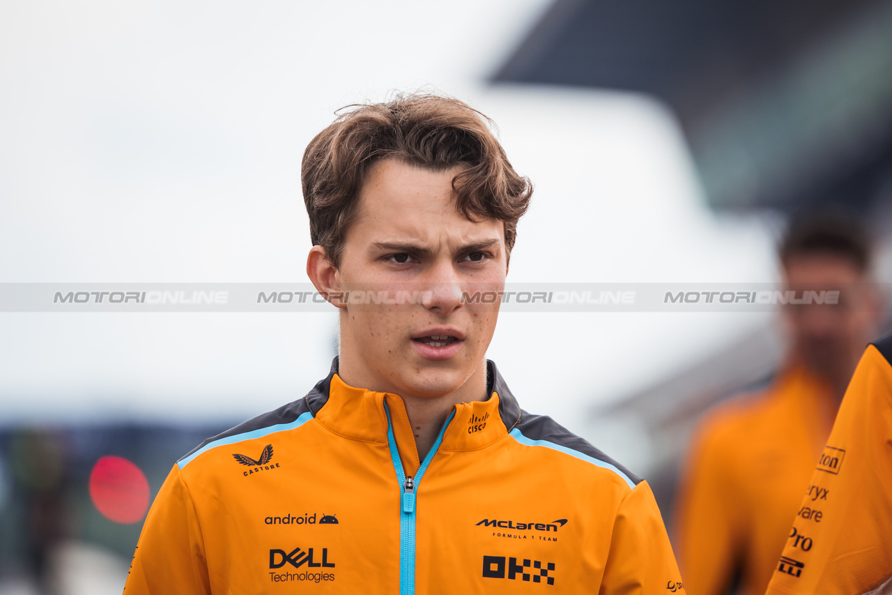 GP SPAGNA, Oscar Piastri (AUS) McLaren walks the circuit with the team.

01.06.2023. Formula 1 World Championship, Rd 8, Spanish Grand Prix, Barcelona, Spain, Preparation Day.

- www.xpbimages.com, EMail: requests@xpbimages.com ¬© Copyright: Bearne / XPB Images