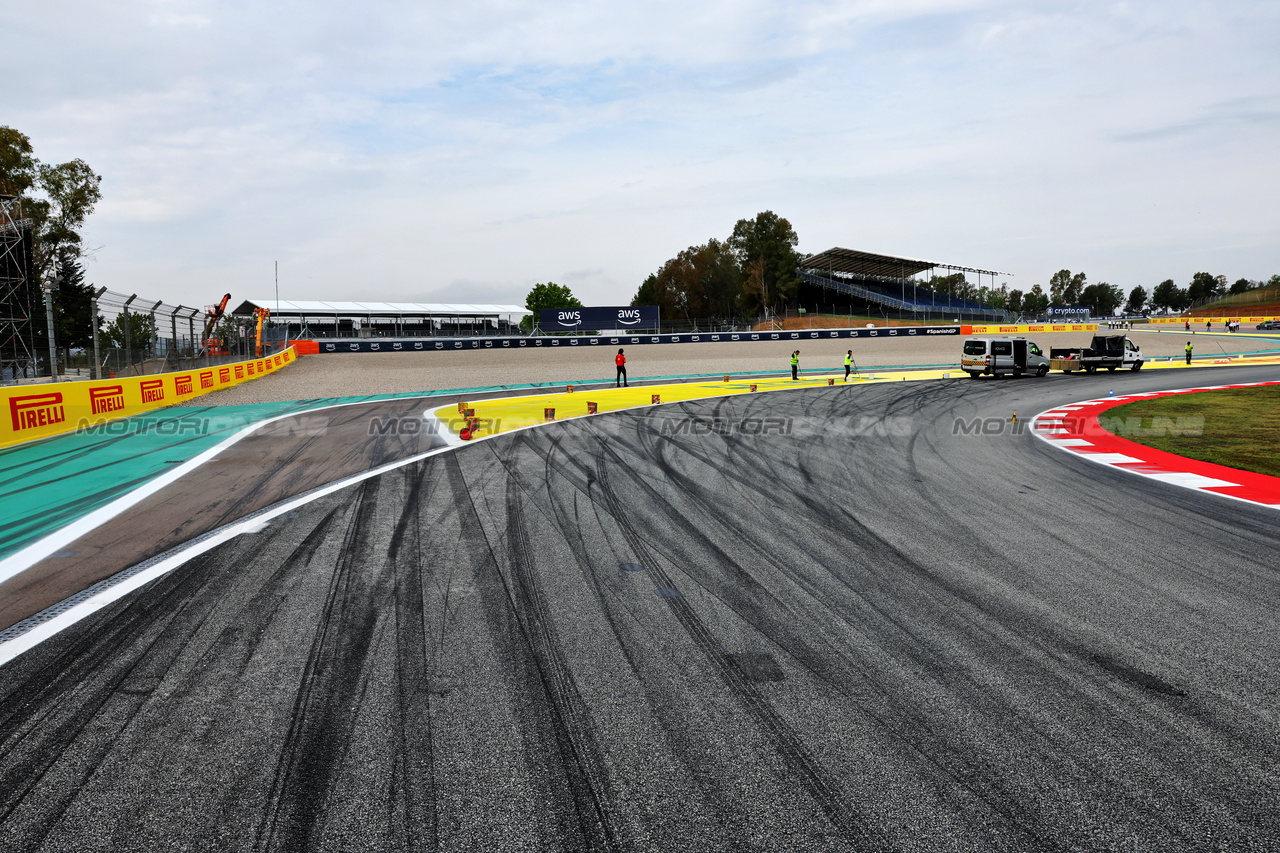 GP SPAGNA, Circuit detail - turn 1 gravel trap extension e widening of run-off area. 

01.06.2023. Formula 1 World Championship, Rd 8, Spanish Grand Prix, Barcelona, Spain, Preparation Day.

- www.xpbimages.com, EMail: requests@xpbimages.com ¬© Copyright: Batchelor / XPB Images