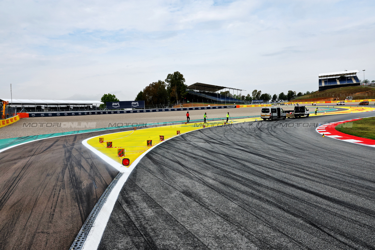 GP SPAGNA, Circuit detail - turn 1 gravel trap extension e widening of run-off area. 

01.06.2023. Formula 1 World Championship, Rd 8, Spanish Grand Prix, Barcelona, Spain, Preparation Day.

- www.xpbimages.com, EMail: requests@xpbimages.com ¬© Copyright: Batchelor / XPB Images