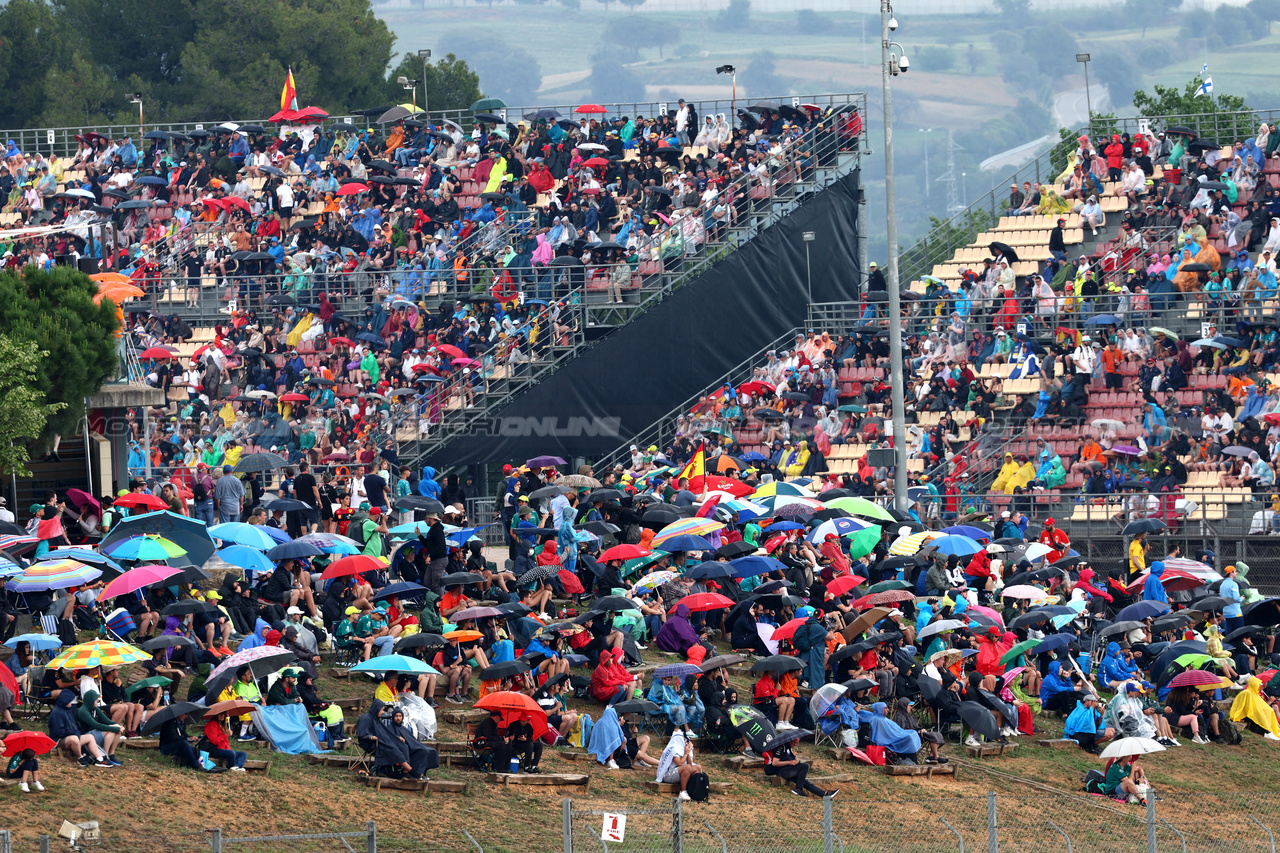 GP SPAGNA, Circuit Atmosfera - fans with umbrellas up as rain falls in the third practice session.

03.06.2023. Formula 1 World Championship, Rd 8, Spanish Grand Prix, Barcelona, Spain, Qualifiche Day.

- www.xpbimages.com, EMail: requests@xpbimages.com ¬© Copyright: Batchelor / XPB Images
