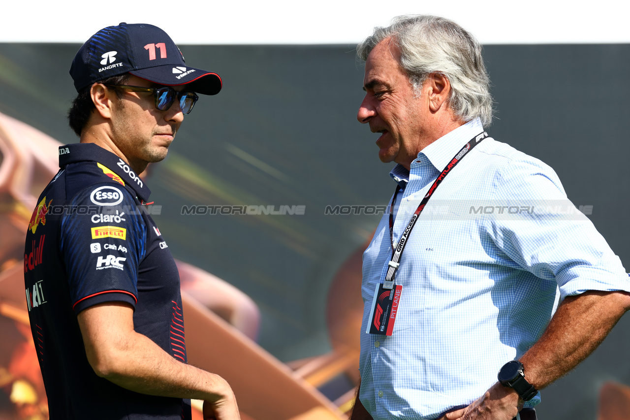 GP SPAGNA, (L to R): Sergio Perez (MEX) Red Bull Racing with Carlos Sainz (ESP).

03.06.2023. Formula 1 World Championship, Rd 8, Spanish Grand Prix, Barcelona, Spain, Qualifiche Day.

 - www.xpbimages.com, EMail: requests@xpbimages.com ¬© Copyright: Coates / XPB Images