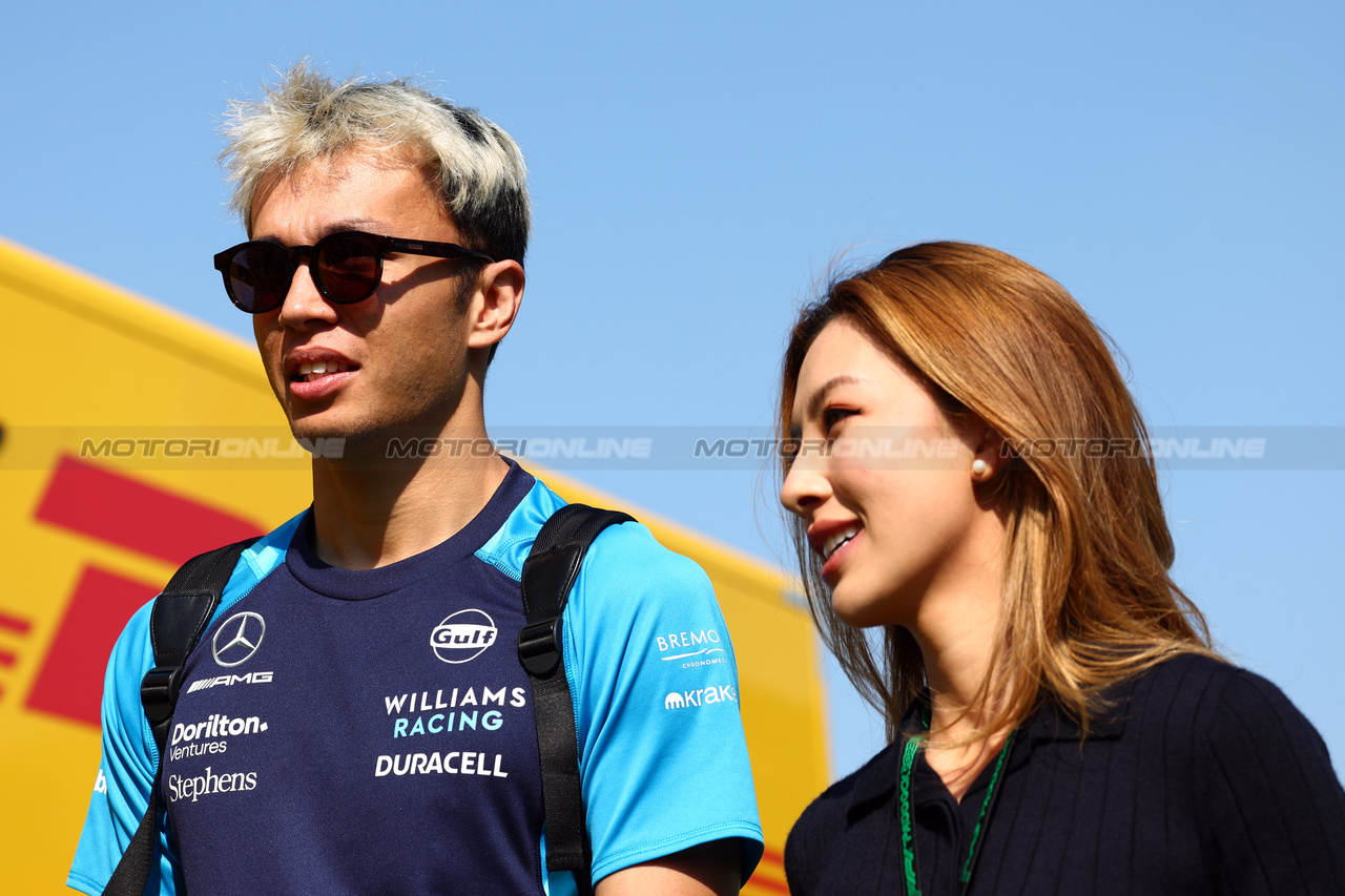 GP SPAGNA, Alexander Albon (THA) Williams Racing with Domenica Muni Lily He (CHN) Professional Golfer.

03.06.2023. Formula 1 World Championship, Rd 8, Spanish Grand Prix, Barcelona, Spain, Qualifiche Day.

 - www.xpbimages.com, EMail: requests@xpbimages.com ¬© Copyright: Coates / XPB Images