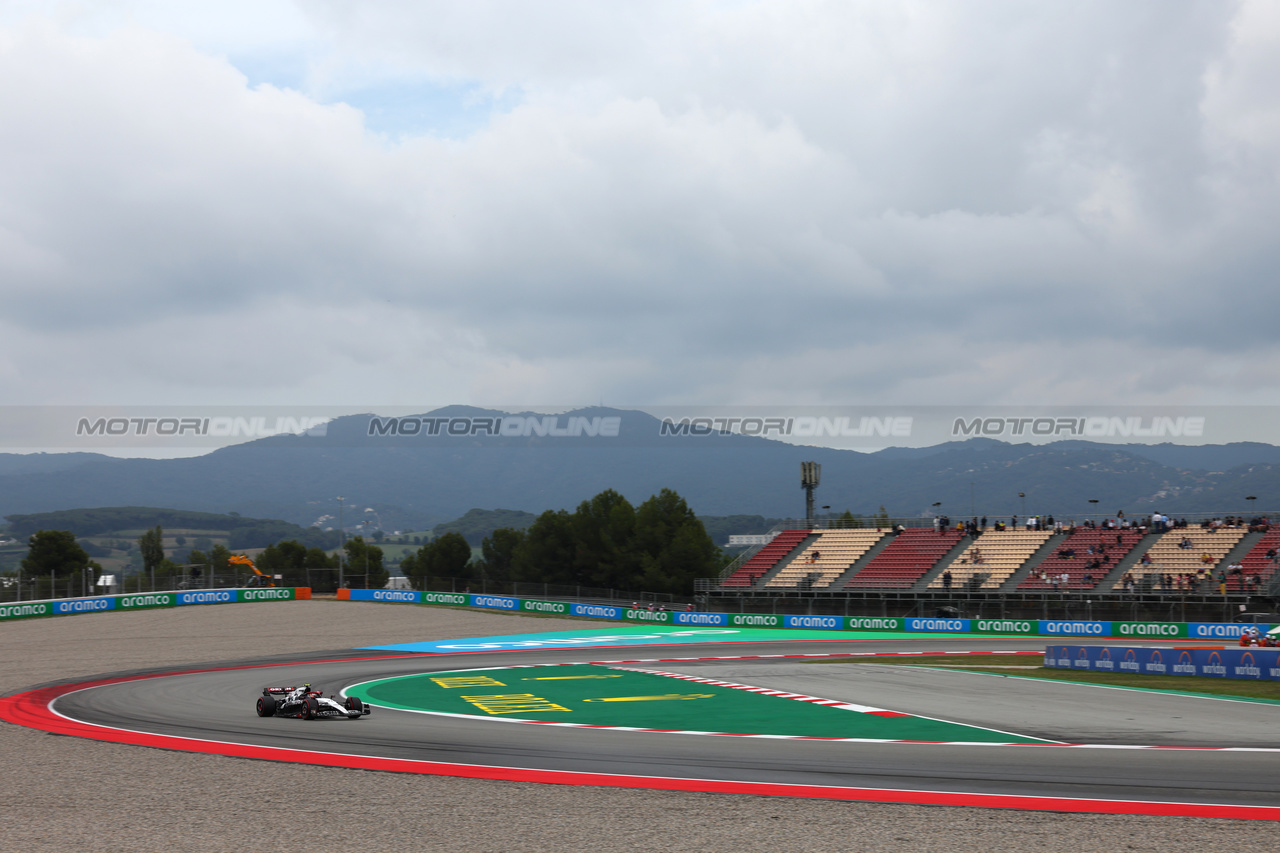 GP SPAGNA, Yuki Tsunoda (JPN) AlphaTauri AT04.

03.06.2023. Formula 1 World Championship, Rd 8, Spanish Grand Prix, Barcelona, Spain, Qualifiche Day.

- www.xpbimages.com, EMail: requests@xpbimages.com ¬© Copyright: Batchelor / XPB Images