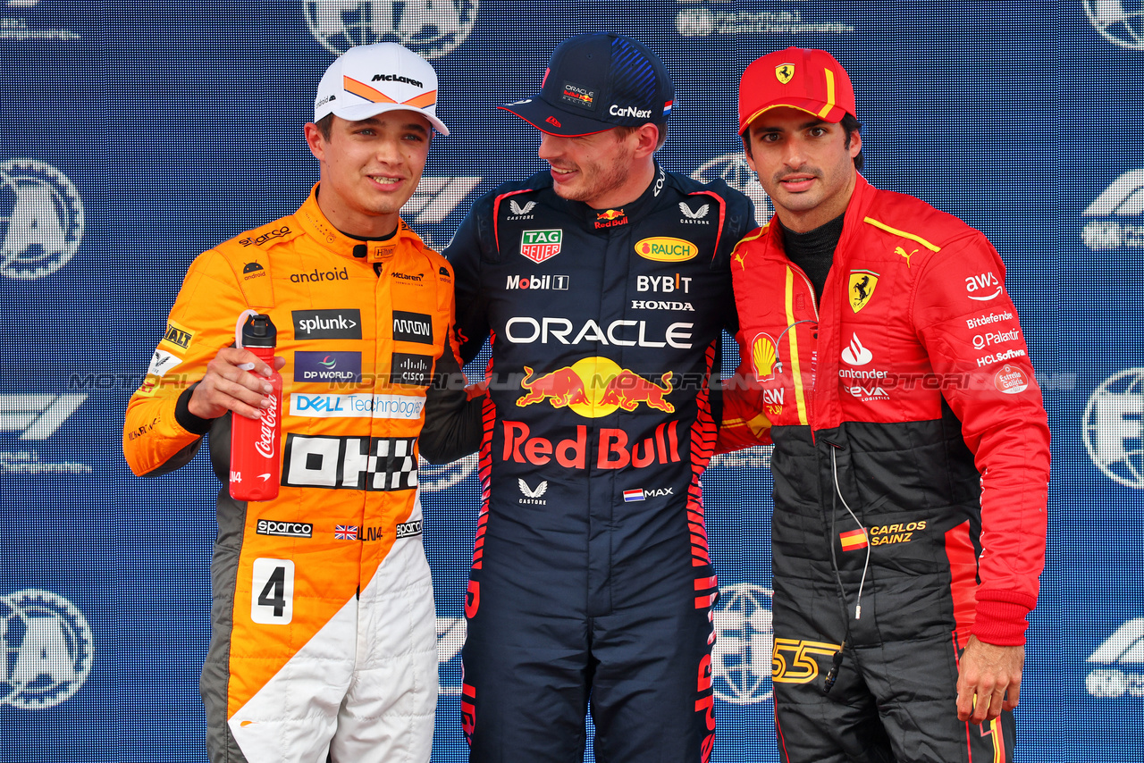 GP SPAGNA, Qualifiche top three in parc ferme (L to R): Lando Norris (GBR) McLaren, second; Max Verstappen (NLD) Red Bull Racing, pole position; Carlos Sainz Jr (ESP) Ferrari, third.

03.06.2023. Formula 1 World Championship, Rd 8, Spanish Grand Prix, Barcelona, Spain, Qualifiche Day.

- www.xpbimages.com, EMail: requests@xpbimages.com ¬© Copyright: Batchelor / XPB Images