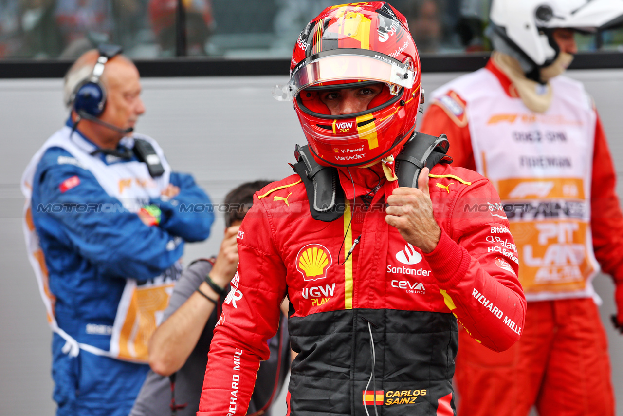 GP SPAGNA, Carlos Sainz Jr (ESP) Ferrari celebrates his second position in qualifying parc ferme.

03.06.2023. Formula 1 World Championship, Rd 8, Spanish Grand Prix, Barcelona, Spain, Qualifiche Day.

- www.xpbimages.com, EMail: requests@xpbimages.com ¬© Copyright: Batchelor / XPB Images