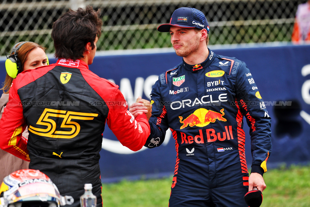 GP SPAGNA, (L to R): Second placed Carlos Sainz Jr (ESP) Ferrari congratulates pole sitter Max Verstappen (NLD) Red Bull Racing in qualifying parc ferme.

03.06.2023. Formula 1 World Championship, Rd 8, Spanish Grand Prix, Barcelona, Spain, Qualifiche Day.

- www.xpbimages.com, EMail: requests@xpbimages.com ¬© Copyright: Batchelor / XPB Images