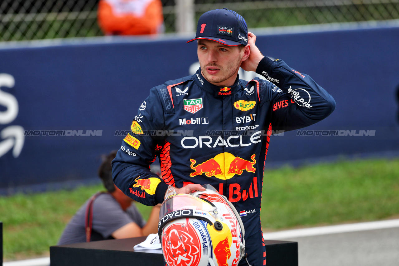 GP SPAGNA, Pole sitter Max Verstappen (NLD) Red Bull Racing in qualifying parc ferme.

03.06.2023. Formula 1 World Championship, Rd 8, Spanish Grand Prix, Barcelona, Spain, Qualifiche Day.

- www.xpbimages.com, EMail: requests@xpbimages.com ¬© Copyright: Batchelor / XPB Images