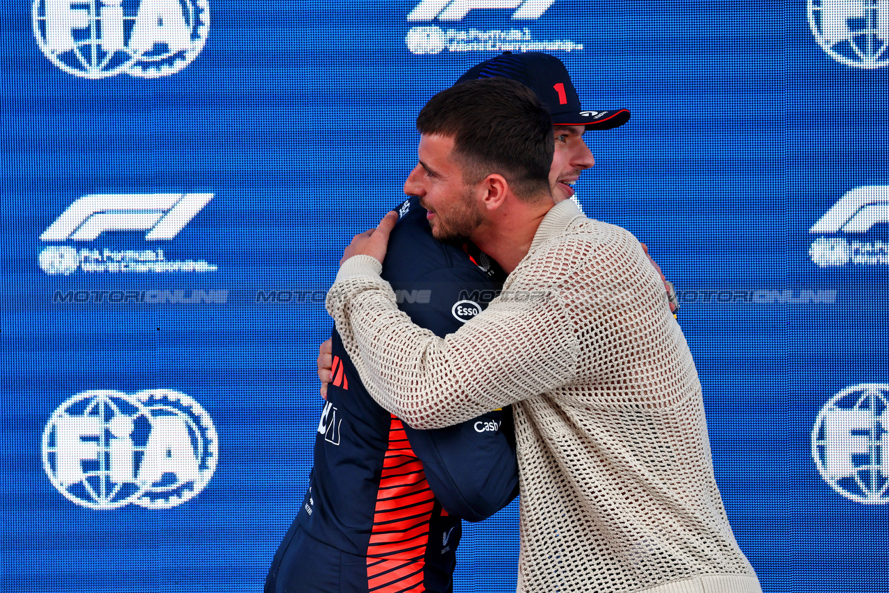 GP SPAGNA, Pole sitter Max Verstappen (NLD) Red Bull Racing receives the Pirelli Pole Position Award from Mason Mount (GBR) Football Player.



03.06.2023. Formula 1 World Championship, Rd 8, Spanish Grand Prix, Barcelona, Spain, Qualifiche Day.

- www.xpbimages.com, EMail: requests@xpbimages.com ¬© Copyright: Batchelor / XPB Images