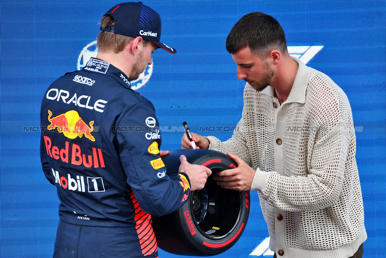 GP SPAGNA, Pole sitter Max Verstappen (NLD) Red Bull Racing receives the Pirelli Pole Position Award from Mason Mount (GBR) Football Player.



03.06.2023. Formula 1 World Championship, Rd 8, Spanish Grand Prix, Barcelona, Spain, Qualifiche Day.

- www.xpbimages.com, EMail: requests@xpbimages.com ¬© Copyright: Batchelor / XPB Images