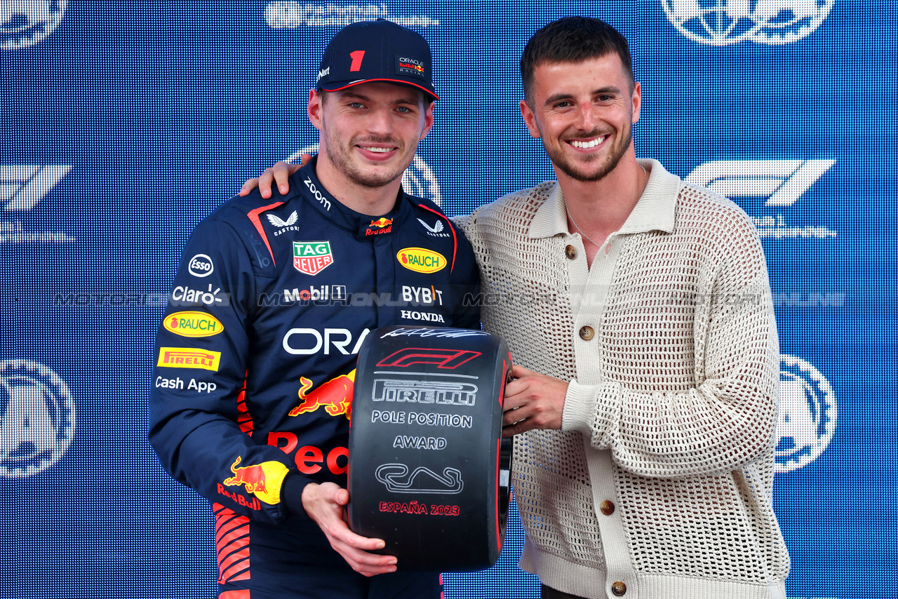 GP SPAGNA, Pole sitter Max Verstappen (NLD) Red Bull Racing receives the Pirelli Pole Position Award from Mason Mount (GBR) Football Player.



03.06.2023. Formula 1 World Championship, Rd 8, Spanish Grand Prix, Barcelona, Spain, Qualifiche Day.

- www.xpbimages.com, EMail: requests@xpbimages.com ¬© Copyright: Batchelor / XPB Images