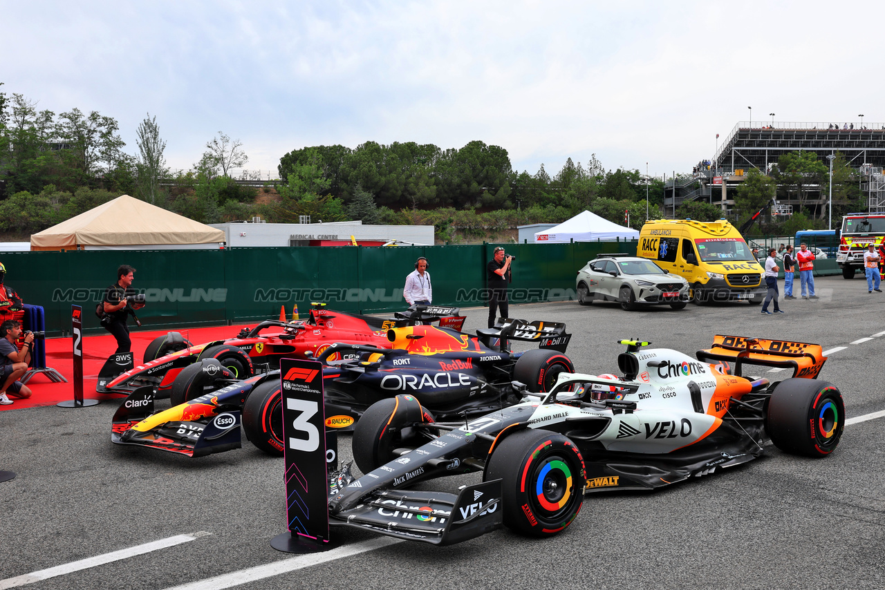 GP SPAGNA, Top three in qualifying parc ferme Carlos Sainz Jr (ESP) Ferrari, second; Max Verstappen (NLD) Red Bull Racing RB19, pole position; Lando Norris (GBR) McLaren MCL60, third.

03.06.2023. Formula 1 World Championship, Rd 8, Spanish Grand Prix, Barcelona, Spain, Qualifiche Day.

- www.xpbimages.com, EMail: requests@xpbimages.com ¬© Copyright: Batchelor / XPB Images