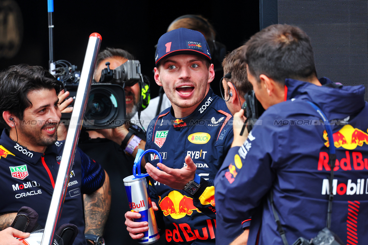 GP SPAGNA, Pole sitter Max Verstappen (NLD) Red Bull Racing in qualifying parc ferme.

03.06.2023. Formula 1 World Championship, Rd 8, Spanish Grand Prix, Barcelona, Spain, Qualifiche Day.

- www.xpbimages.com, EMail: requests@xpbimages.com ¬© Copyright: Batchelor / XPB Images