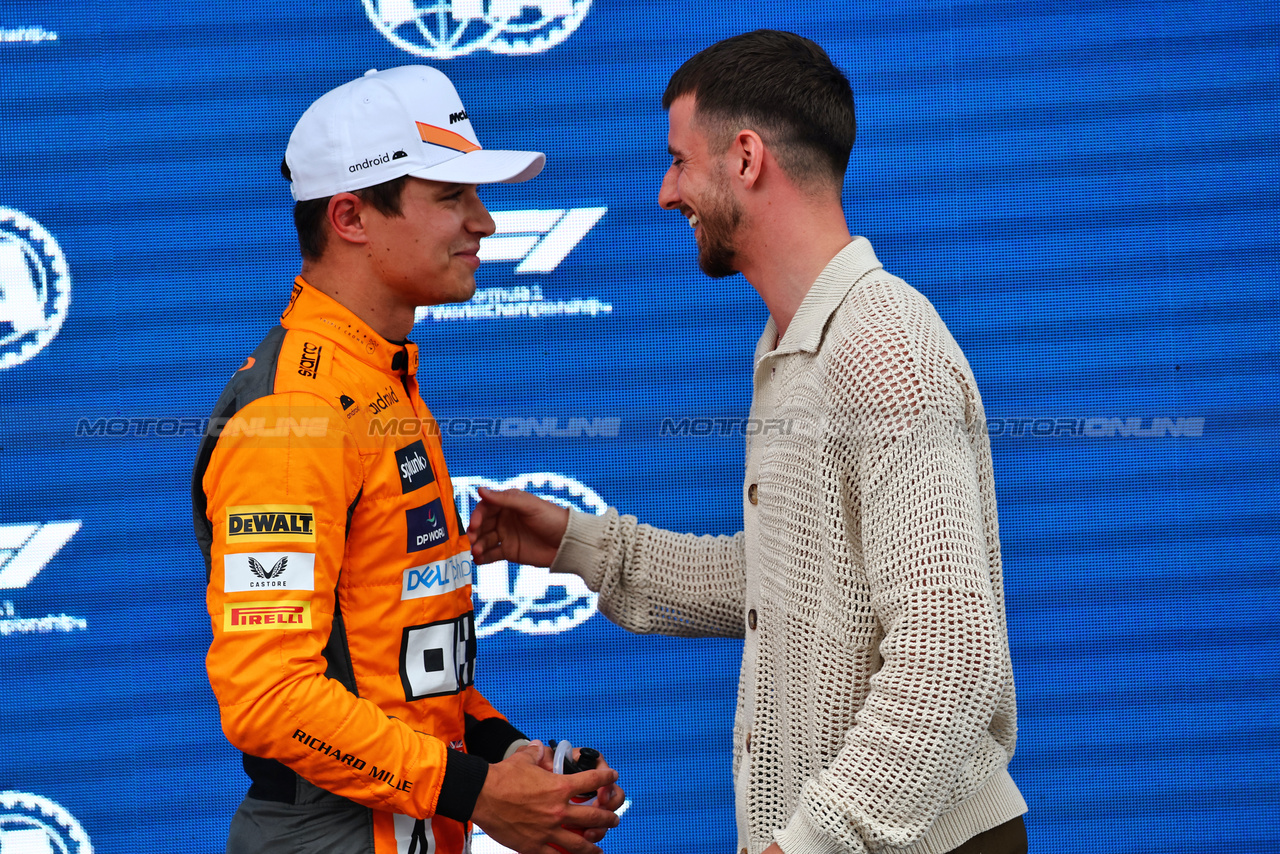 GP SPAGNA, (L to R): Lando Norris (GBR) McLaren in qualifying parc ferme with Mason Mount (GBR) Football Player.

03.06.2023. Formula 1 World Championship, Rd 8, Spanish Grand Prix, Barcelona, Spain, Qualifiche Day.

- www.xpbimages.com, EMail: requests@xpbimages.com ¬© Copyright: Batchelor / XPB Images
