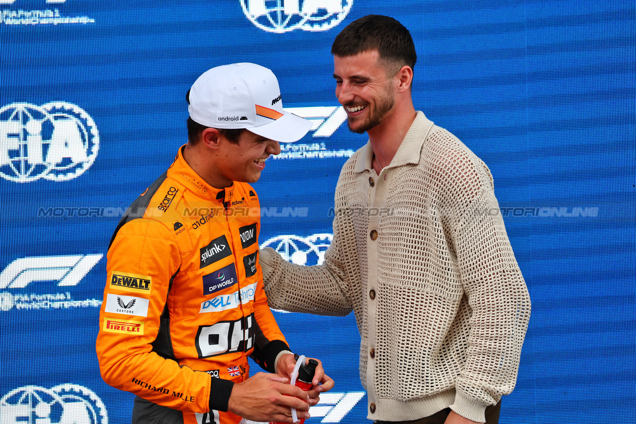 GP SPAGNA, (L to R): Lando Norris (GBR) McLaren in qualifying parc ferme with Mason Mount (GBR) Football Player.

03.06.2023. Formula 1 World Championship, Rd 8, Spanish Grand Prix, Barcelona, Spain, Qualifiche Day.

- www.xpbimages.com, EMail: requests@xpbimages.com ¬© Copyright: Batchelor / XPB Images