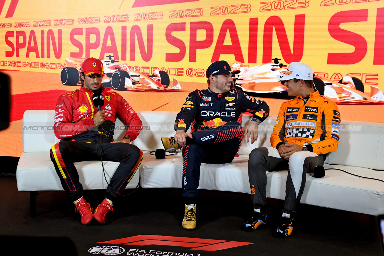 GP SPAGNA, (L to R): Carlos Sainz Jr (ESP) Ferrari; Max Verstappen (NLD) Red Bull Racing; e Lando Norris (GBR) McLaren, in the post qualifying FIA Press Conference.

03.06.2023. Formula 1 World Championship, Rd 8, Spanish Grand Prix, Barcelona, Spain, Qualifiche Day.

- www.xpbimages.com, EMail: requests@xpbimages.com ¬© Copyright: XPB Images