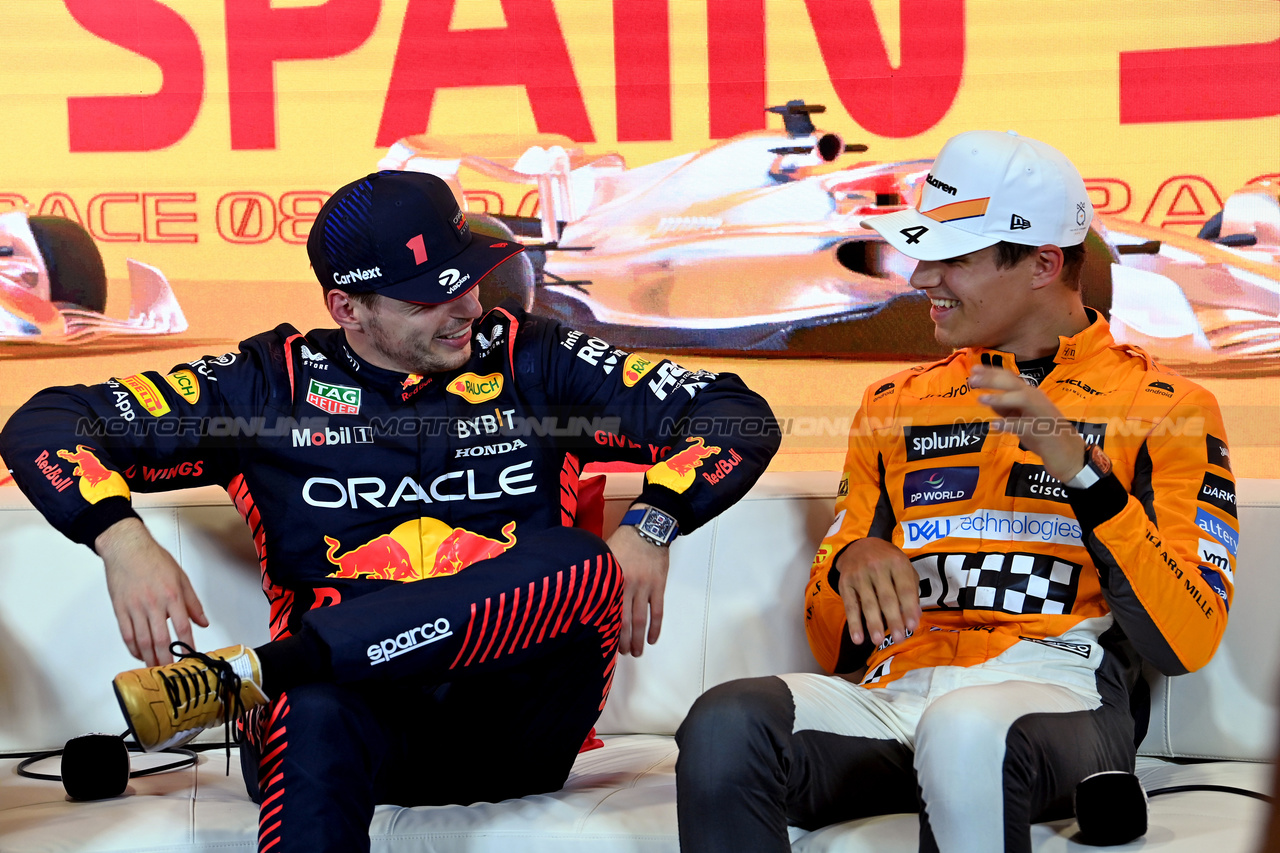 GP SPAGNA, (L to R): Max Verstappen (NLD) Red Bull Racing e Carlos Sainz Jr (ESP) Ferrari in the post qualifying FIA Press Conference.

03.06.2023. Formula 1 World Championship, Rd 8, Spanish Grand Prix, Barcelona, Spain, Qualifiche Day.

- www.xpbimages.com, EMail: requests@xpbimages.com ¬© Copyright: XPB Images