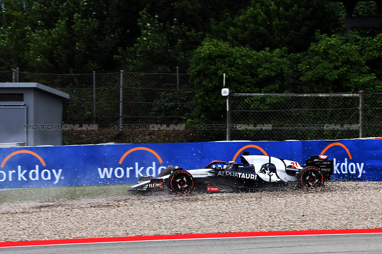 GP SPAGNA, Nyck de Vries (NLD) AlphaTauri AT04 spins off during qualifying.

03.06.2023. Formula 1 World Championship, Rd 8, Spanish Grand Prix, Barcelona, Spain, Qualifiche Day.

- www.xpbimages.com, EMail: requests@xpbimages.com ¬© Copyright: Batchelor / XPB Images