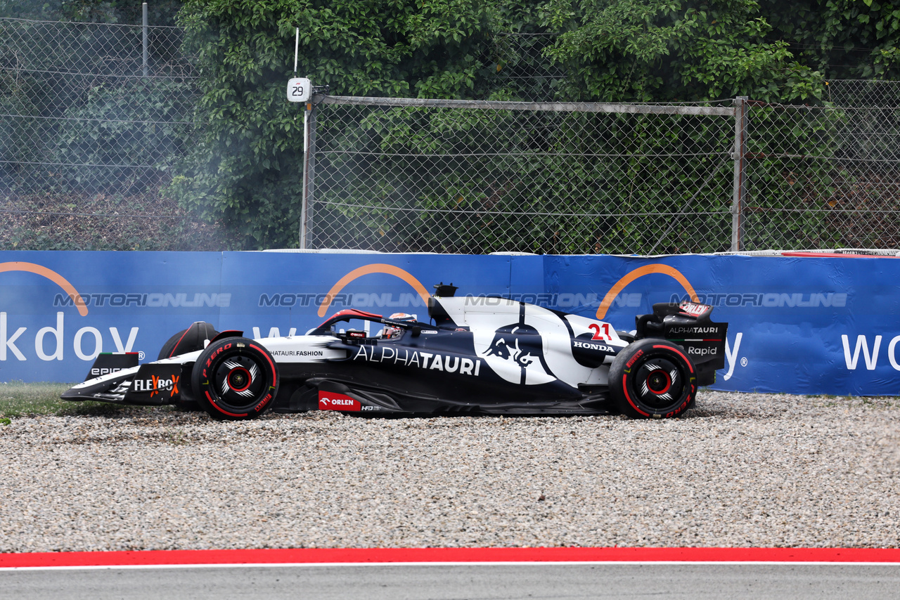 GP SPAGNA, Nyck de Vries (NLD) AlphaTauri AT04 spins off during qualifying.

03.06.2023. Formula 1 World Championship, Rd 8, Spanish Grand Prix, Barcelona, Spain, Qualifiche Day.

- www.xpbimages.com, EMail: requests@xpbimages.com ¬© Copyright: Batchelor / XPB Images