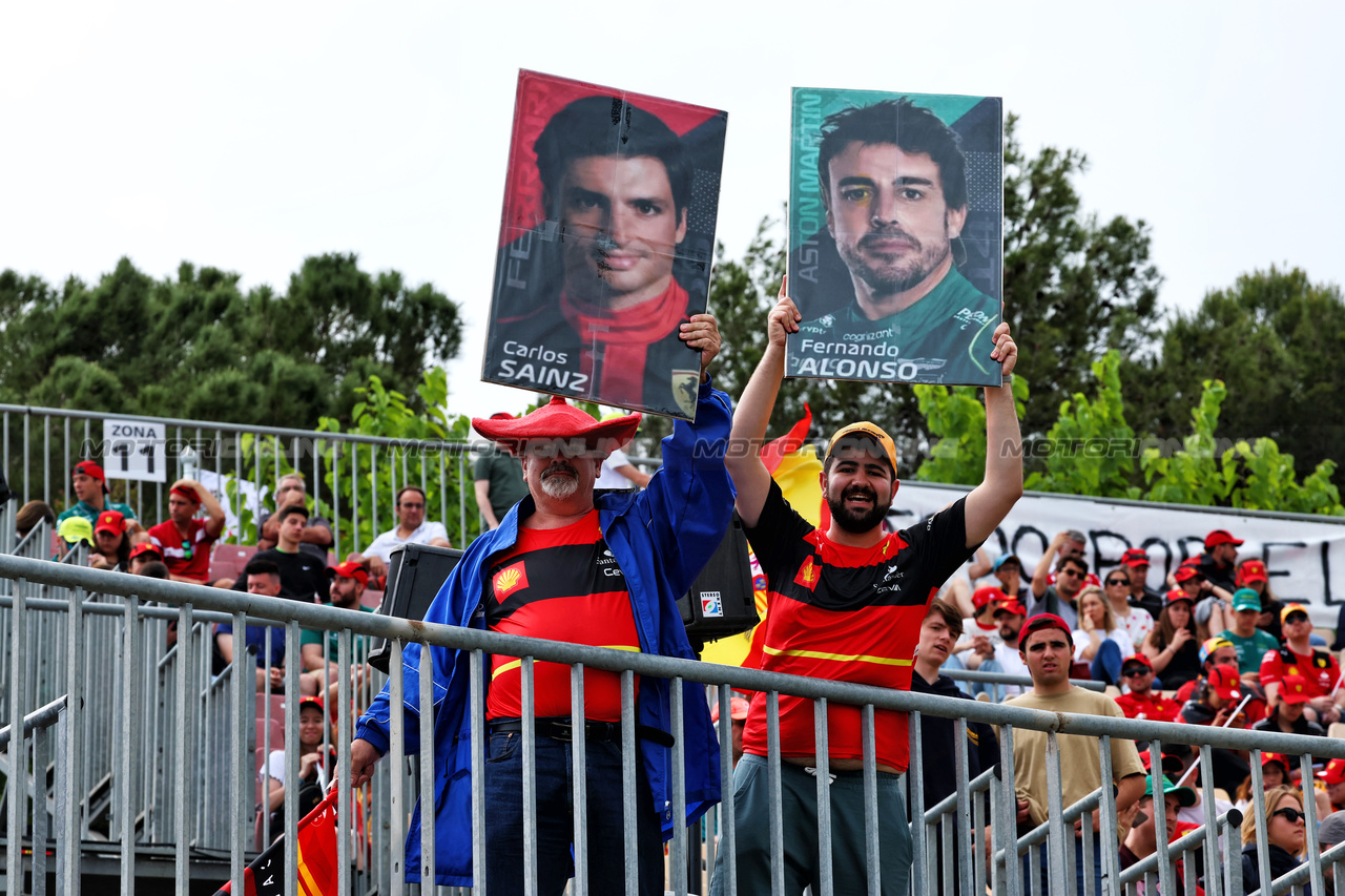 GP SPAGNA, Circuit Atmosfera - Carlos Sainz Jr (ESP) Ferrari e Fernando Alonso (ESP) Aston Martin F1 Team fans in the grandstand.

03.06.2023. Formula 1 World Championship, Rd 8, Spanish Grand Prix, Barcelona, Spain, Qualifiche Day.

 - www.xpbimages.com, EMail: requests@xpbimages.com ¬© Copyright: Coates / XPB Images