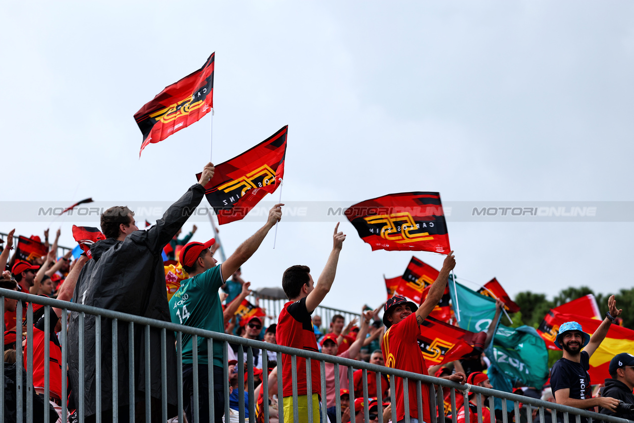 GP SPAGNA, Circuit Atmosfera - Carlos Sainz Jr (ESP) Ferrari fans in the grandstand.

03.06.2023. Formula 1 World Championship, Rd 8, Spanish Grand Prix, Barcelona, Spain, Qualifiche Day.

 - www.xpbimages.com, EMail: requests@xpbimages.com ¬© Copyright: Coates / XPB Images