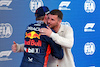 GP SPAGNA, Pole sitter Max Verstappen (NLD) Red Bull Racing receives the Pirelli Pole Position Award from Mason Mount (GBR) Football Player.
03.06.2023. Formula 1 World Championship, Rd 8, Spanish Grand Prix, Barcelona, Spain, Qualifiche Day.
 - www.xpbimages.com, EMail: requests@xpbimages.com ¬© Copyright: Coates / XPB Images