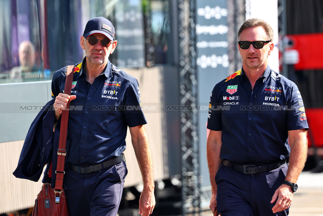 GP SPAGNA, (L to R): Adrian Newey (GBR) Red Bull Racing Chief Technical Officer with Christian Horner (GBR) Red Bull Racing Team Principal.

02.06.2023 Formula 1 World Championship, Rd 8, Spanish Grand Prix, Barcelona, Spain, Practice Day.

- www.xpbimages.com, EMail: requests@xpbimages.com ¬© Copyright: Batchelor / XPB Images