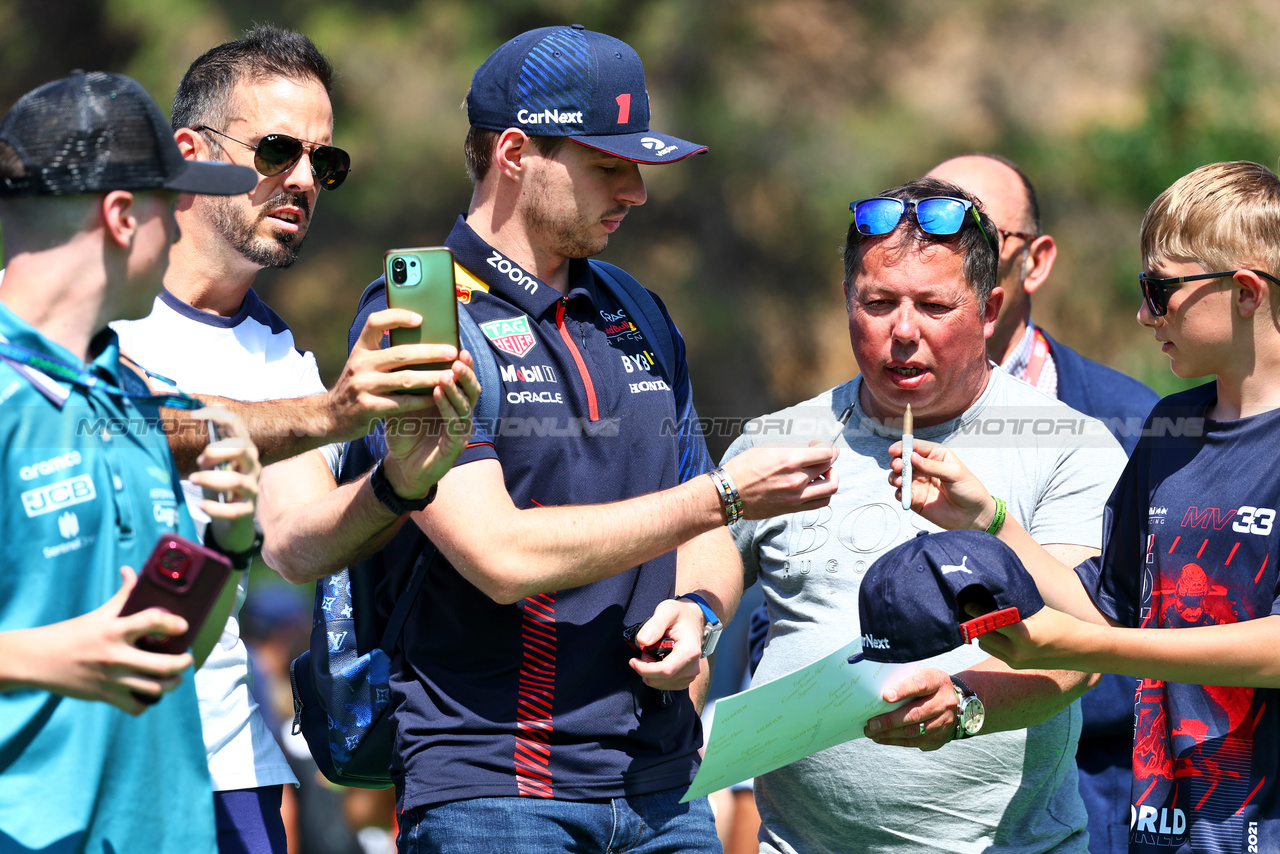 GP SPAGNA, Max Verstappen (NLD) Red Bull Racing with fans.

02.06.2023 Formula 1 World Championship, Rd 8, Spanish Grand Prix, Barcelona, Spain, Practice Day.

 - www.xpbimages.com, EMail: requests@xpbimages.com ¬© Copyright: Coates / XPB Images