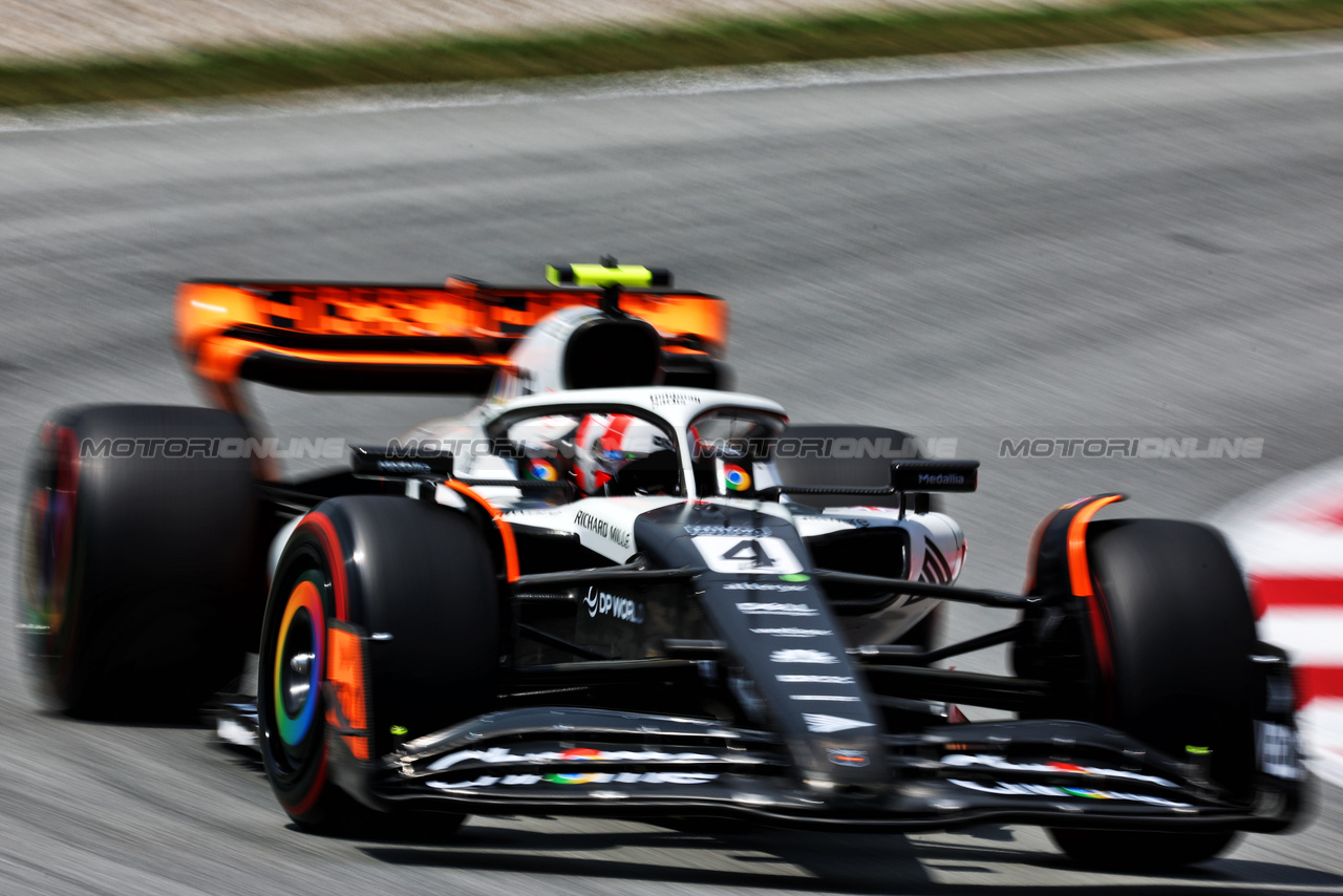 GP SPAGNA, Lando Norris (GBR) McLaren MCL60.

02.06.2023 Formula 1 World Championship, Rd 8, Spanish Grand Prix, Barcelona, Spain, Practice Day.

 - www.xpbimages.com, EMail: requests@xpbimages.com ¬© Copyright: Coates / XPB Images