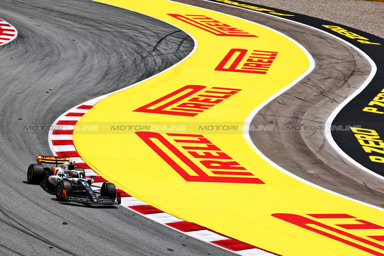 GP SPAGNA, Lando Norris (GBR) McLaren MCL60.

02.06.2023 Formula 1 World Championship, Rd 8, Spanish Grand Prix, Barcelona, Spain, Practice Day.

 - www.xpbimages.com, EMail: requests@xpbimages.com ¬© Copyright: Coates / XPB Images