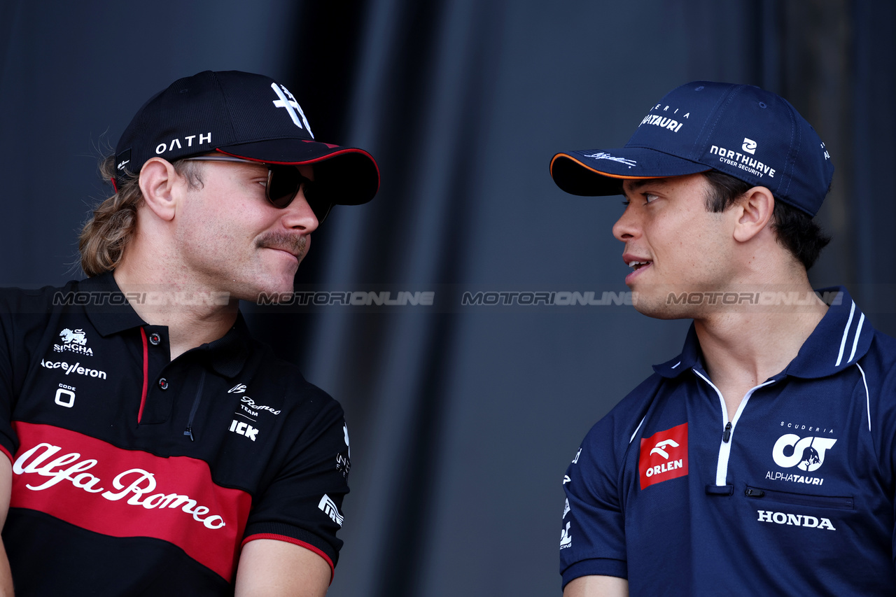 GP SPAGNA, (L to R): Valtteri Bottas (FIN) Alfa Romeo F1 Team e Nyck de Vries (NLD) AlphaTauri on the FanZone Stage.

02.06.2023 Formula 1 World Championship, Rd 8, Spanish Grand Prix, Barcelona, Spain, Practice Day.

- www.xpbimages.com, EMail: requests@xpbimages.com ¬© Copyright: Bearne / XPB Images