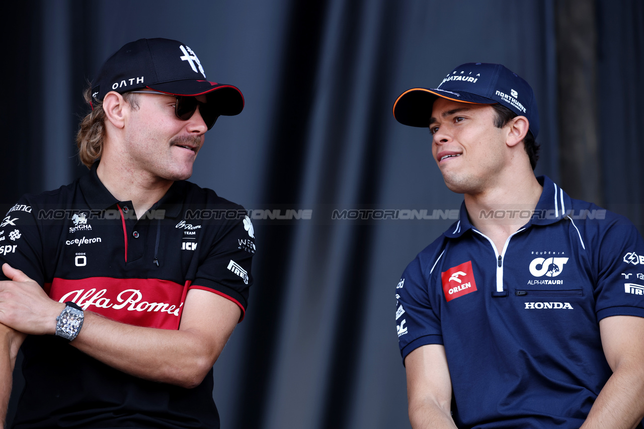 GP SPAGNA, (L to R): Valtteri Bottas (FIN) Alfa Romeo F1 Team e Nyck de Vries (NLD) AlphaTauri on the FanZone Stage.

02.06.2023 Formula 1 World Championship, Rd 8, Spanish Grand Prix, Barcelona, Spain, Practice Day.

- www.xpbimages.com, EMail: requests@xpbimages.com ¬© Copyright: Bearne / XPB Images